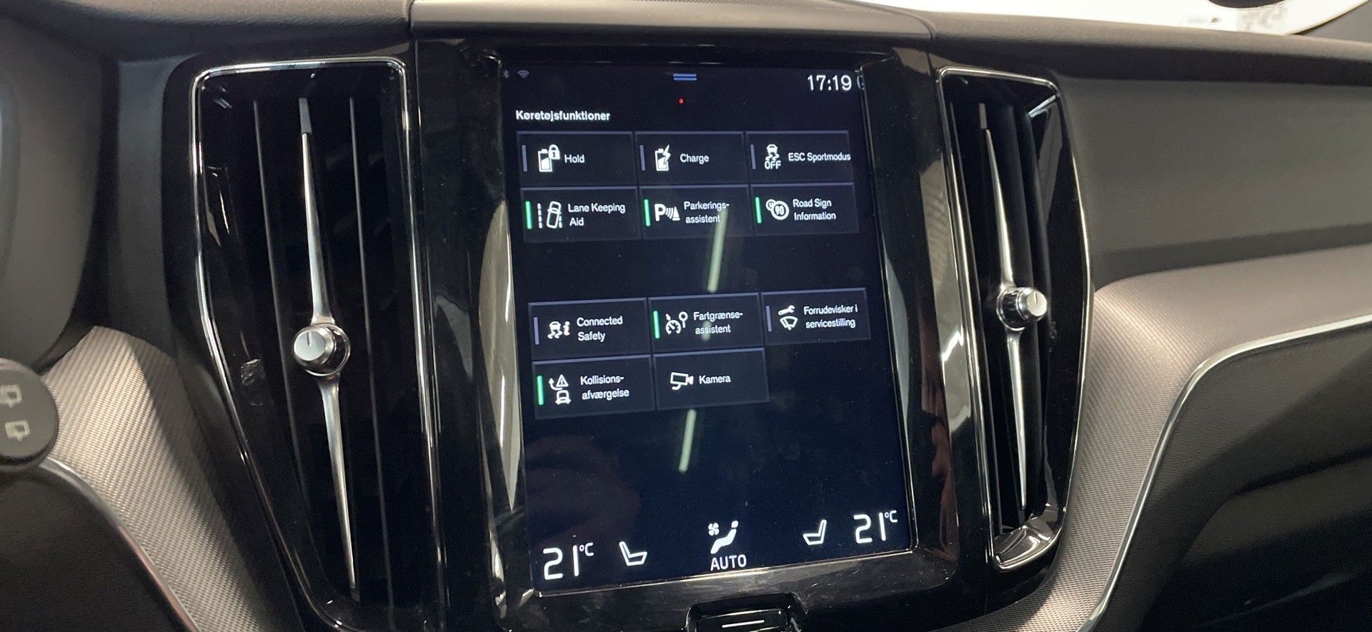Billede af Volvo XC60 2,0 T8 Twin Engine  Plugin-hybrid R-design AWD 390HK 5d 8g Aut.
