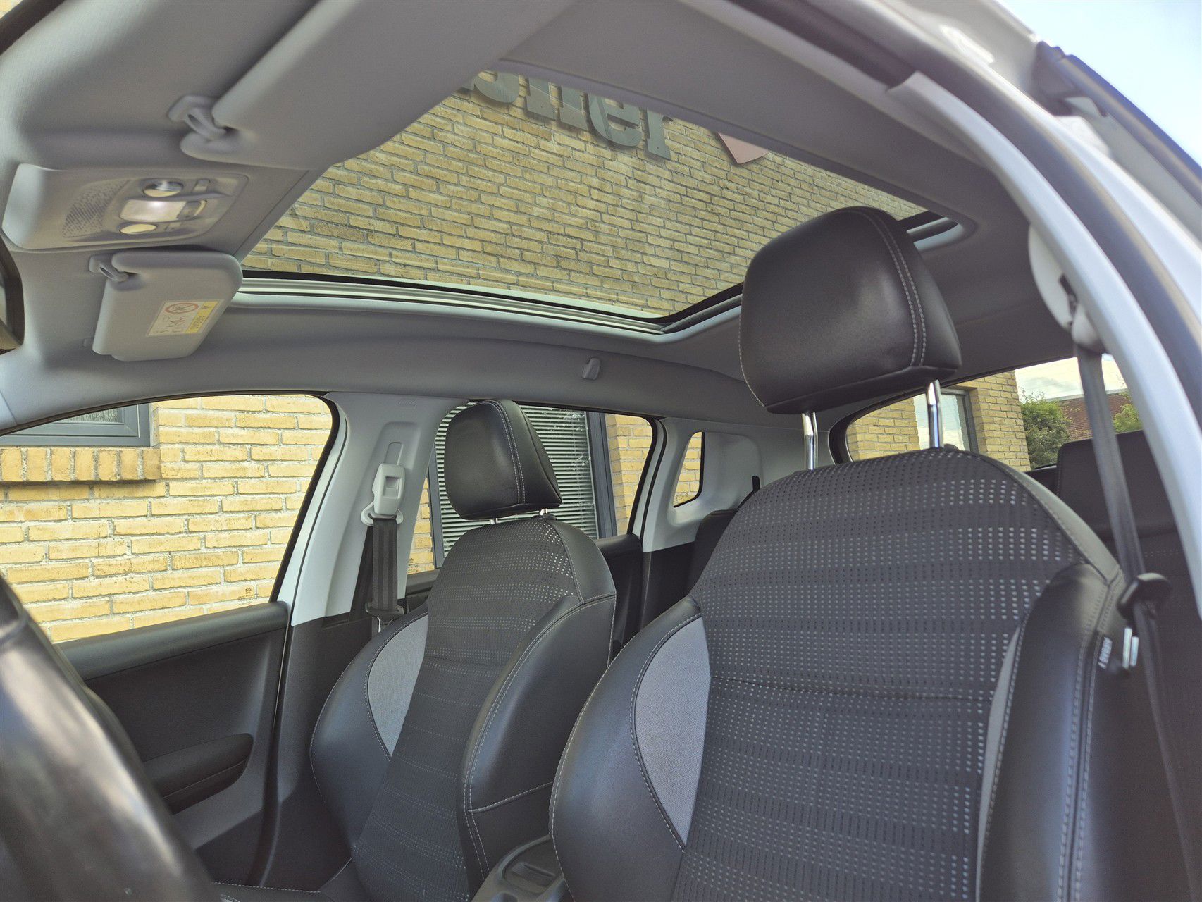 Billede af Peugeot 2008 1,2 e-THP Allure Sky 110HK