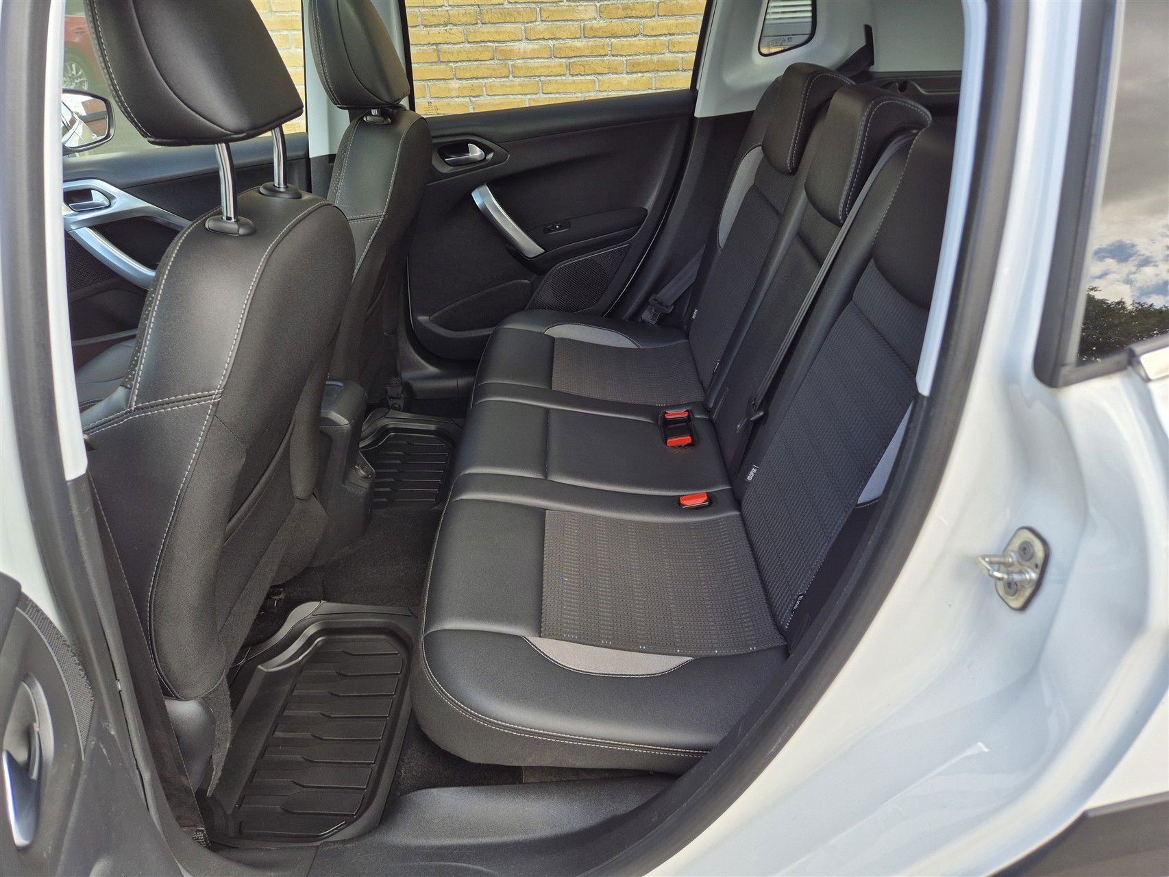 Billede af Peugeot 2008 1,2 e-THP Allure Sky 110HK