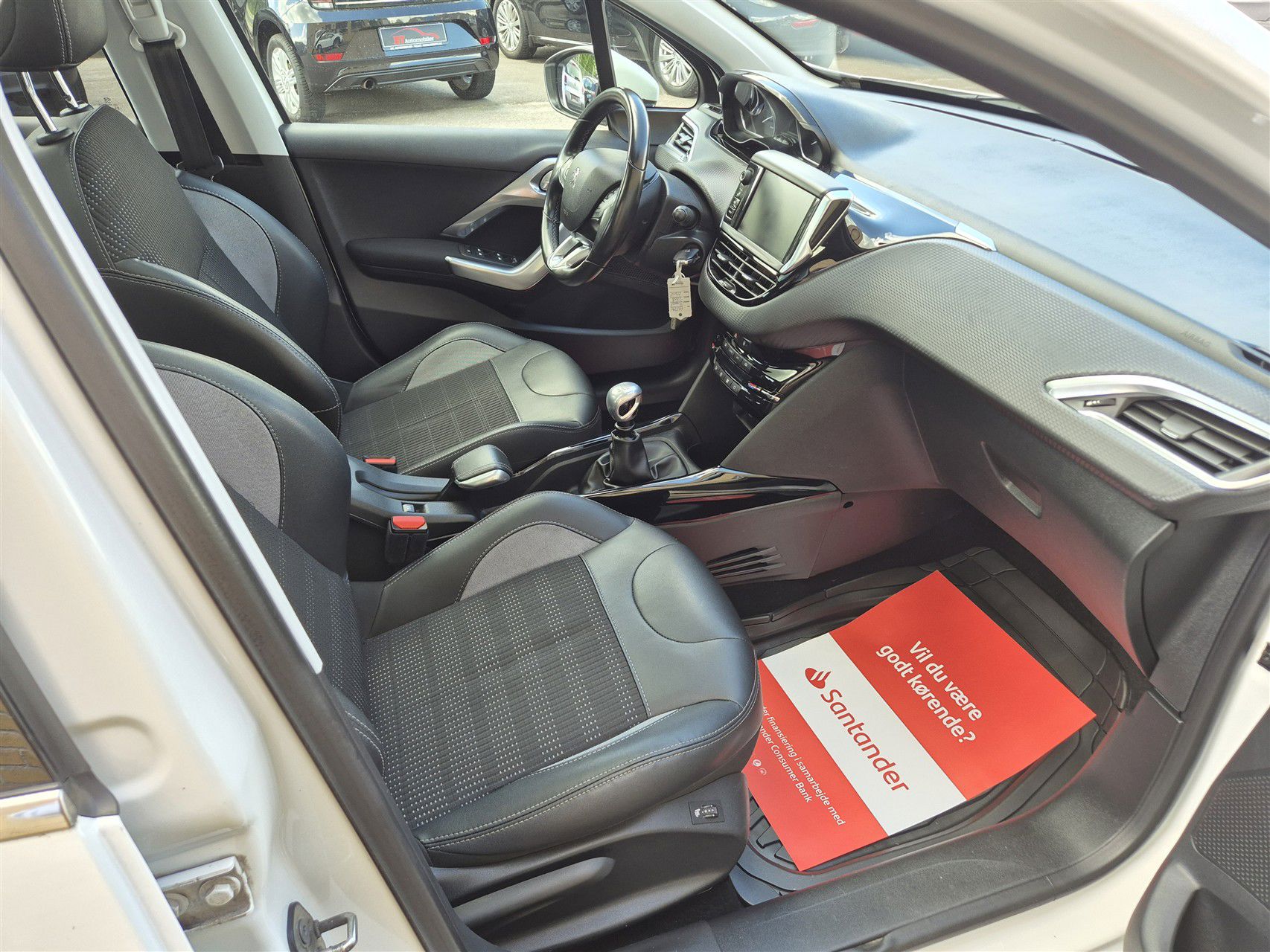 Billede af Peugeot 2008 1,2 e-THP Allure Sky 110HK
