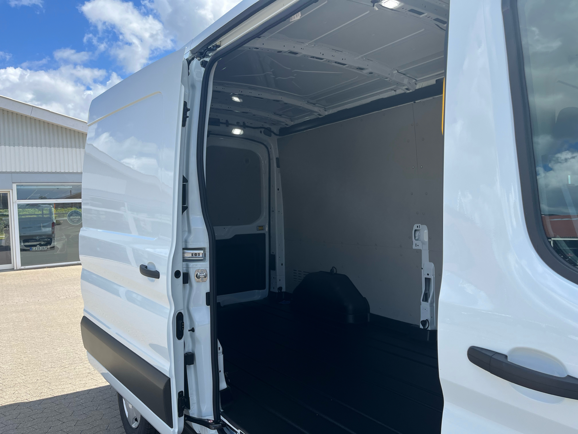 Billede af Ford Transit 350 L3H2 2,0 TDCi Trend 130HK Van 6g