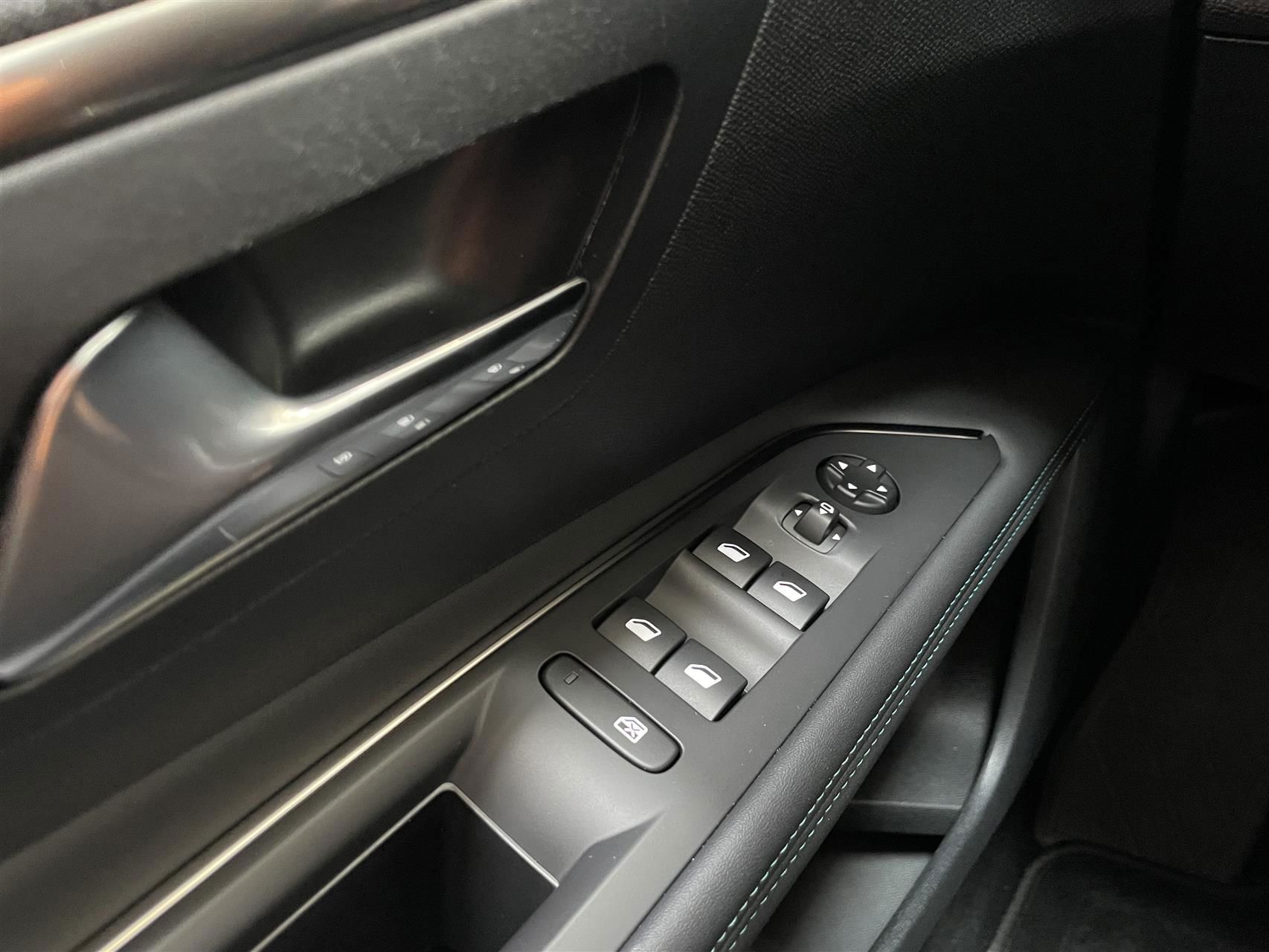 Billede af Peugeot 3008 1,6 PureTech  Plugin-hybrid Selection Sport LTD EAT8 225HK 5d 8g Aut.
