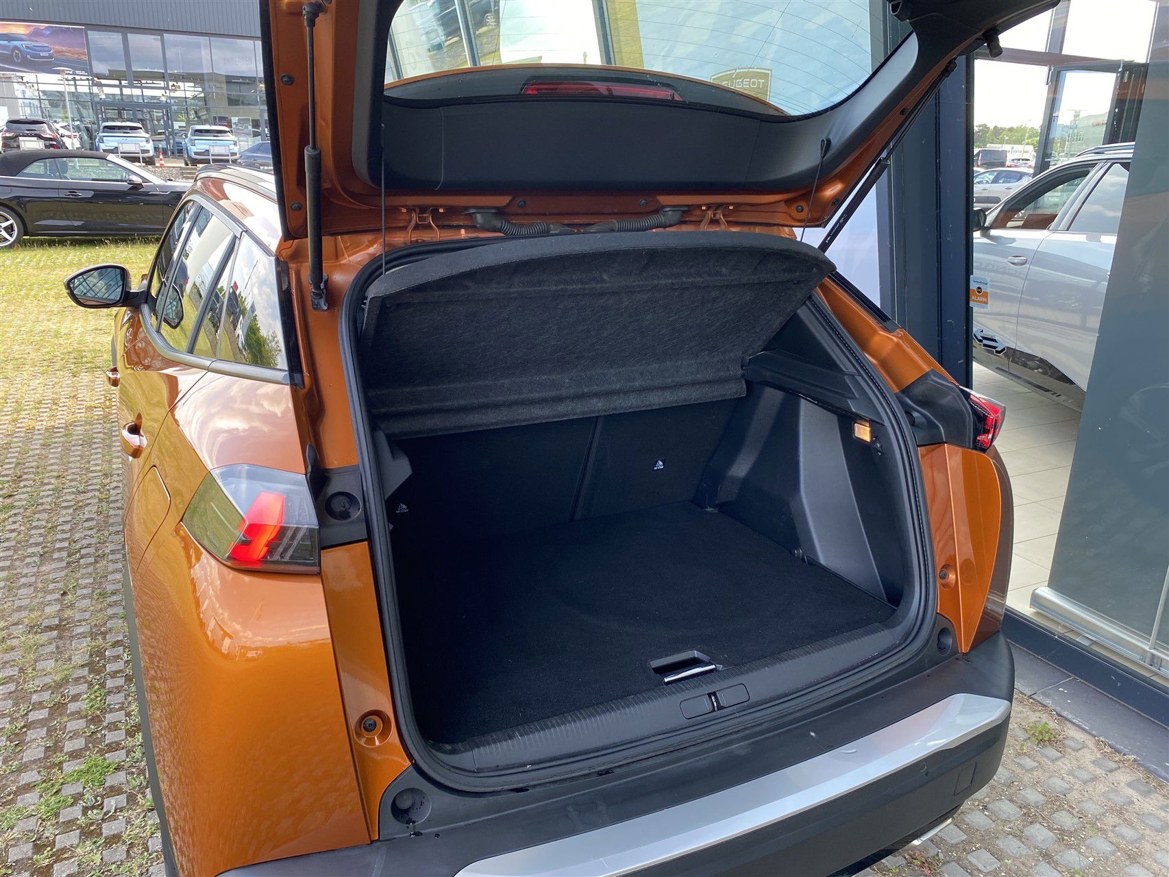 Billede af Peugeot 2008 1,2 PureTech Allure Tour 130HK 5d
