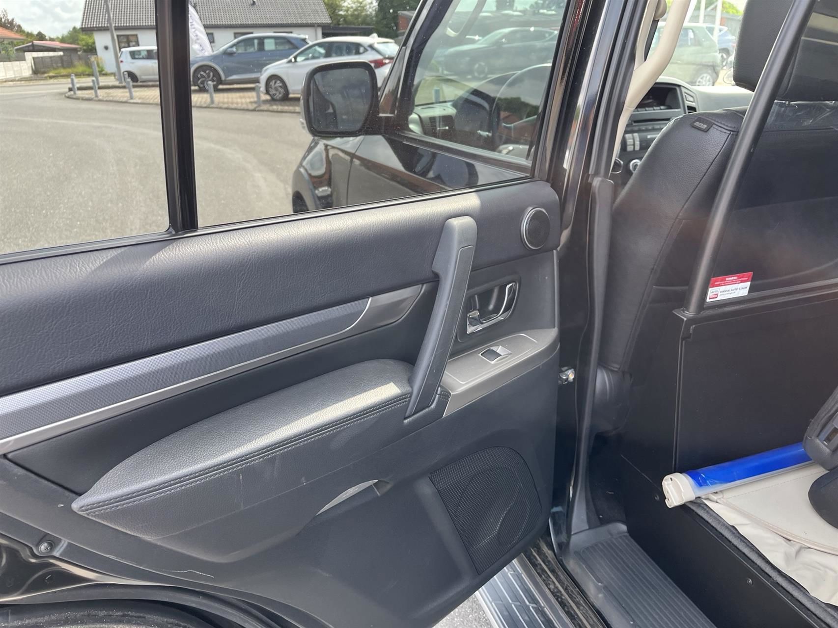 Billede af Mitsubishi Pajero 3,2 DI-D Instyle 4WD 200HK Van Aut.