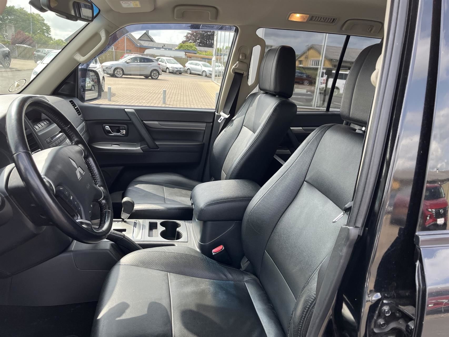 Billede af Mitsubishi Pajero 3,2 DI-D Instyle 4WD 200HK Van Aut.