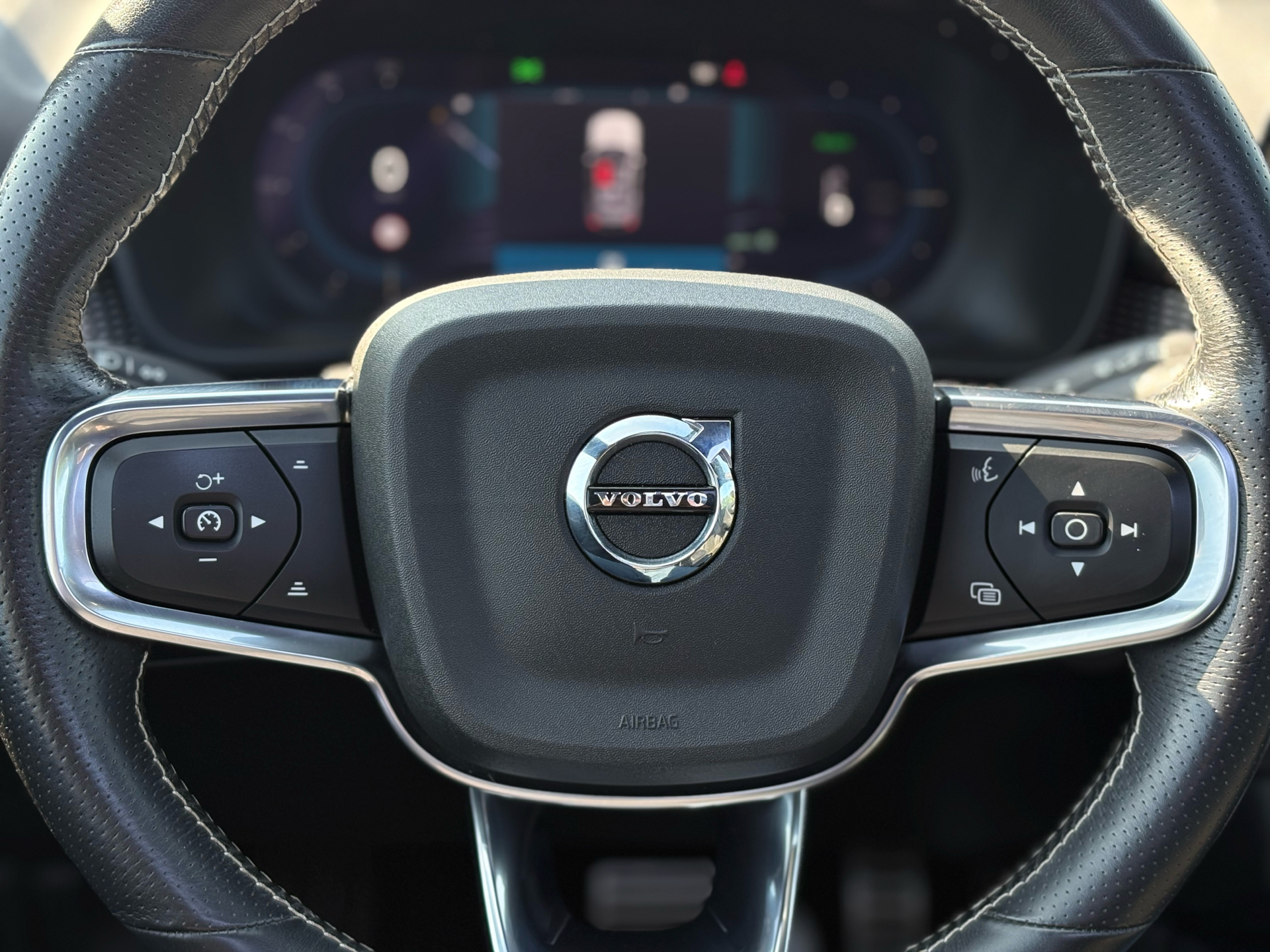 Billede af Volvo XC40 P8 Recharge Twin R-design AWD 408HK 5d Aut.