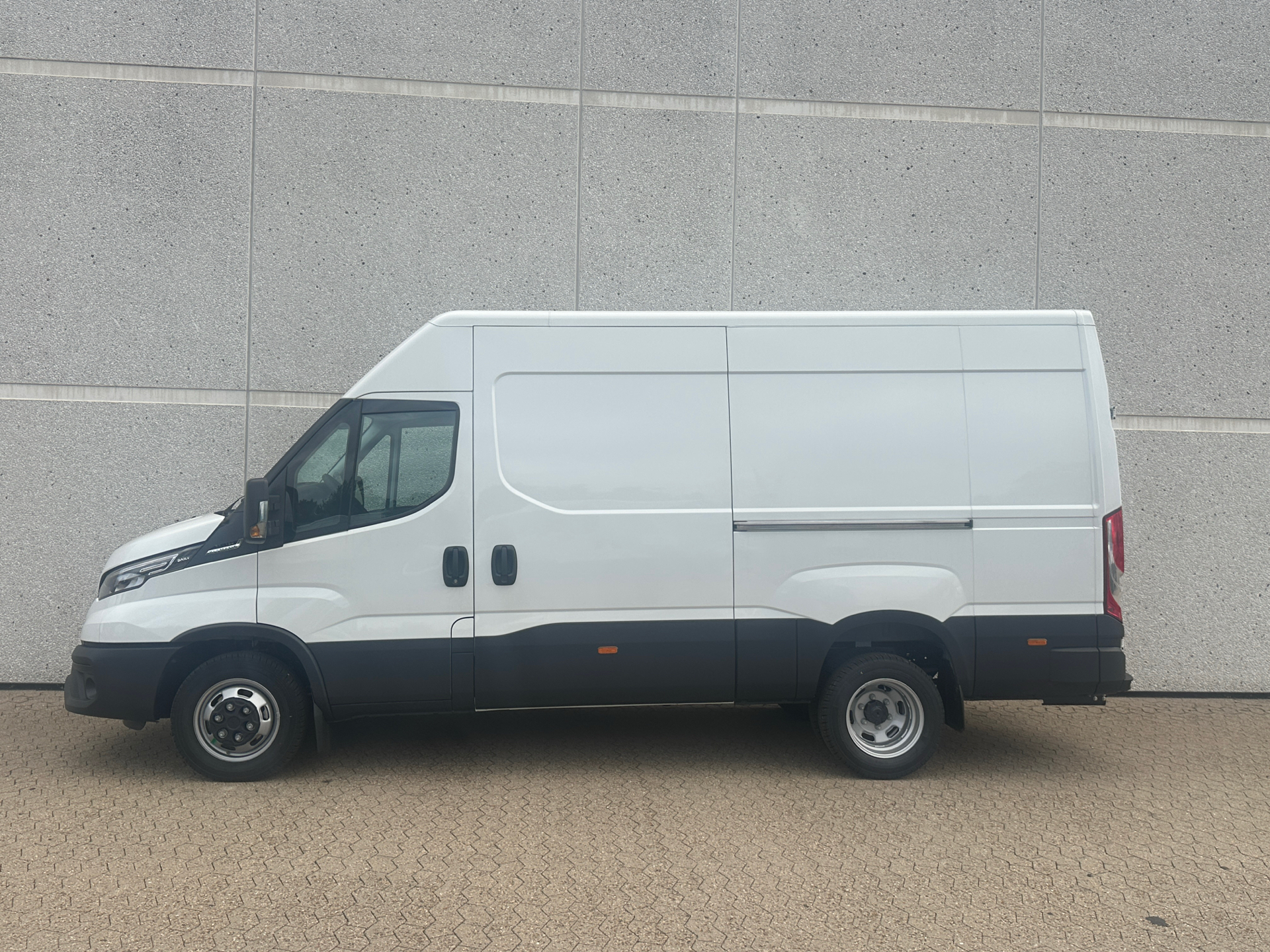 Billede af Iveco Daily 35C18 12m3 3,0 D Hi-Matic 180HK Van 8g Aut.