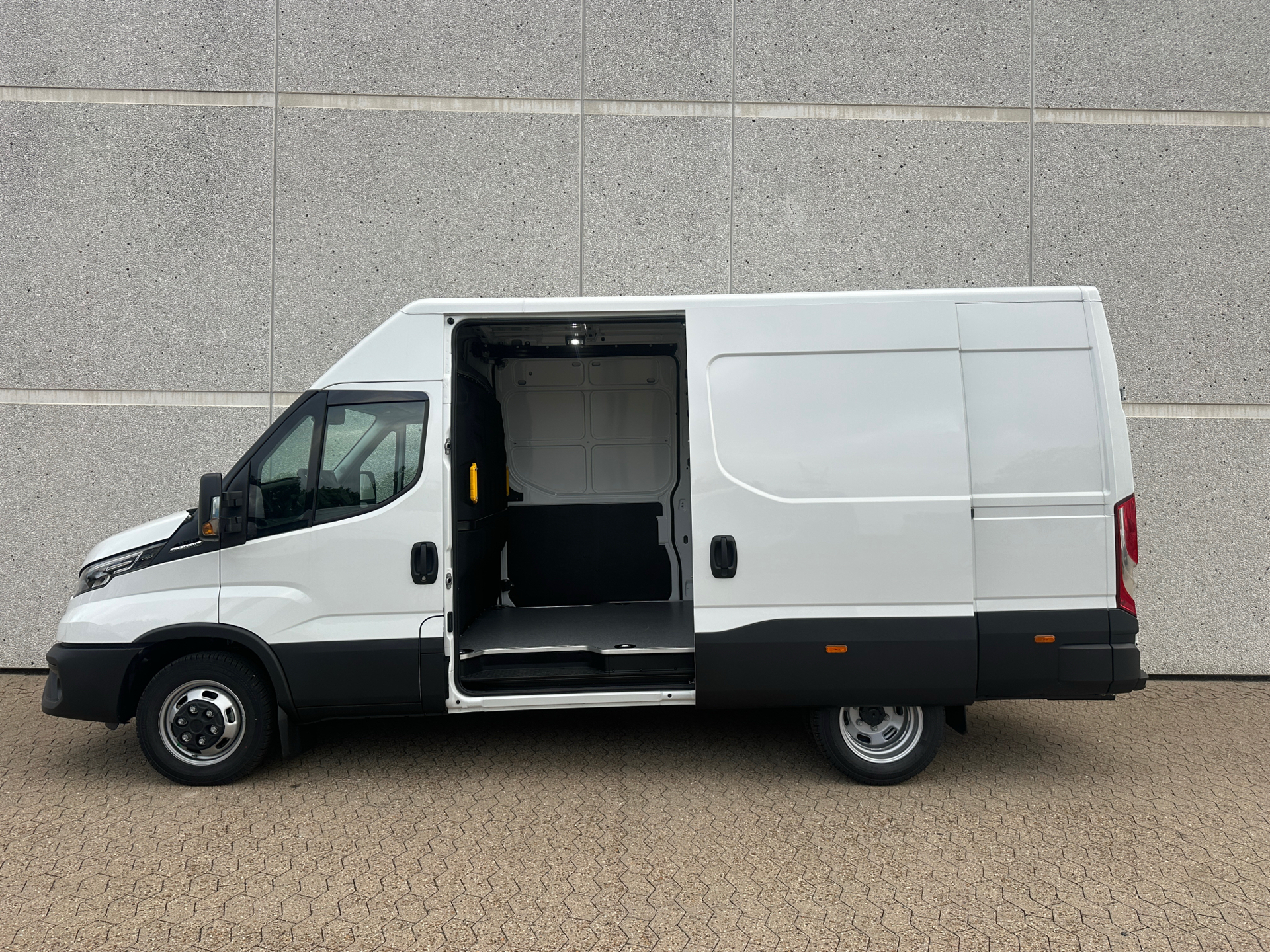 Billede af Iveco Daily 35C18 12m3 3,0 D Hi-Matic 180HK Van 8g Aut.
