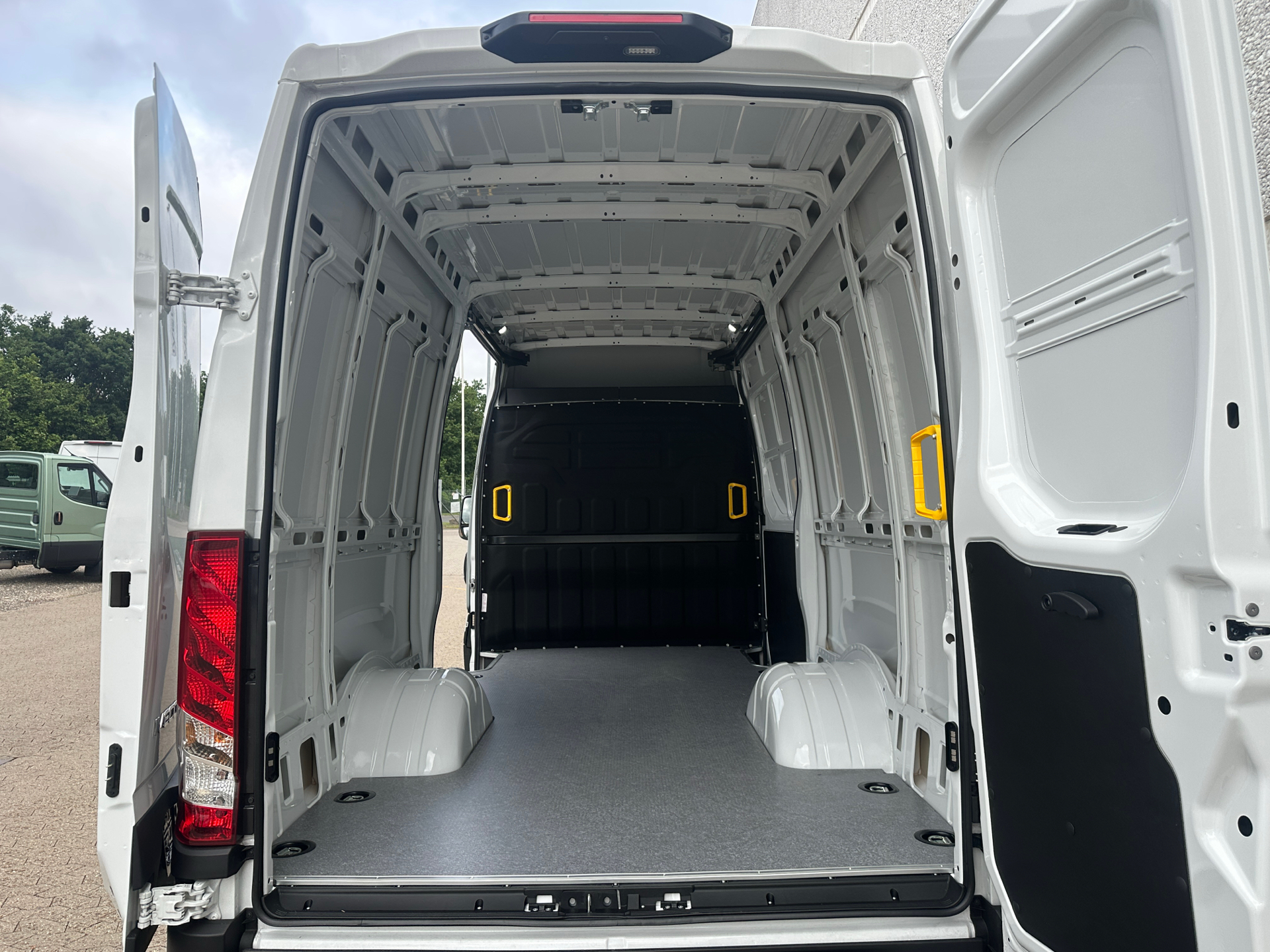 Billede af Iveco Daily 35C18 12m3 3,0 D Hi-Matic 180HK Van 8g Aut.