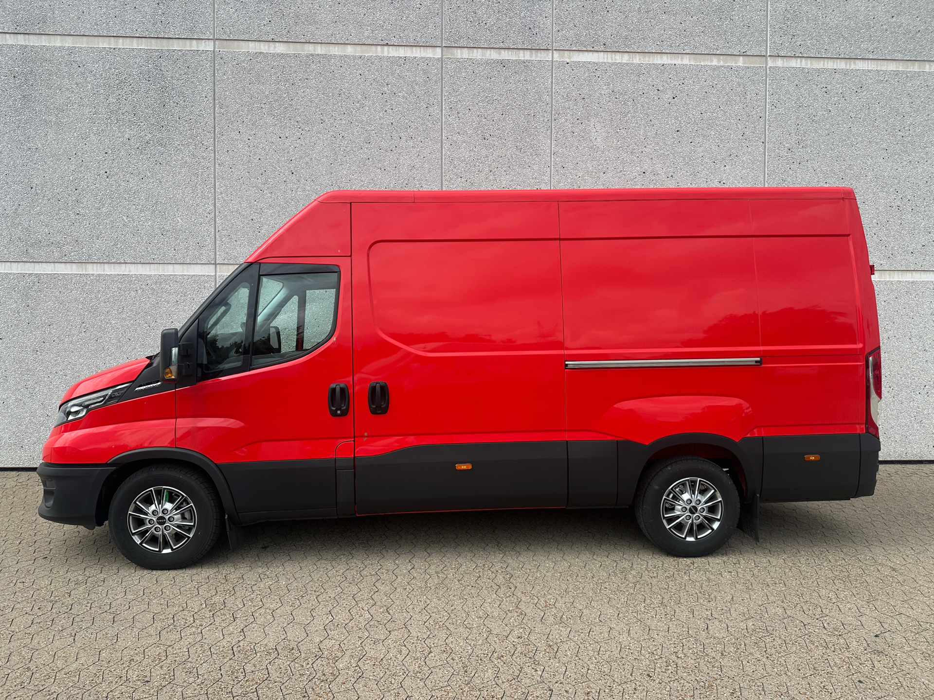 Billede af Iveco Daily 35S18 12m3 3,0 D 180HK Van 8g Aut.