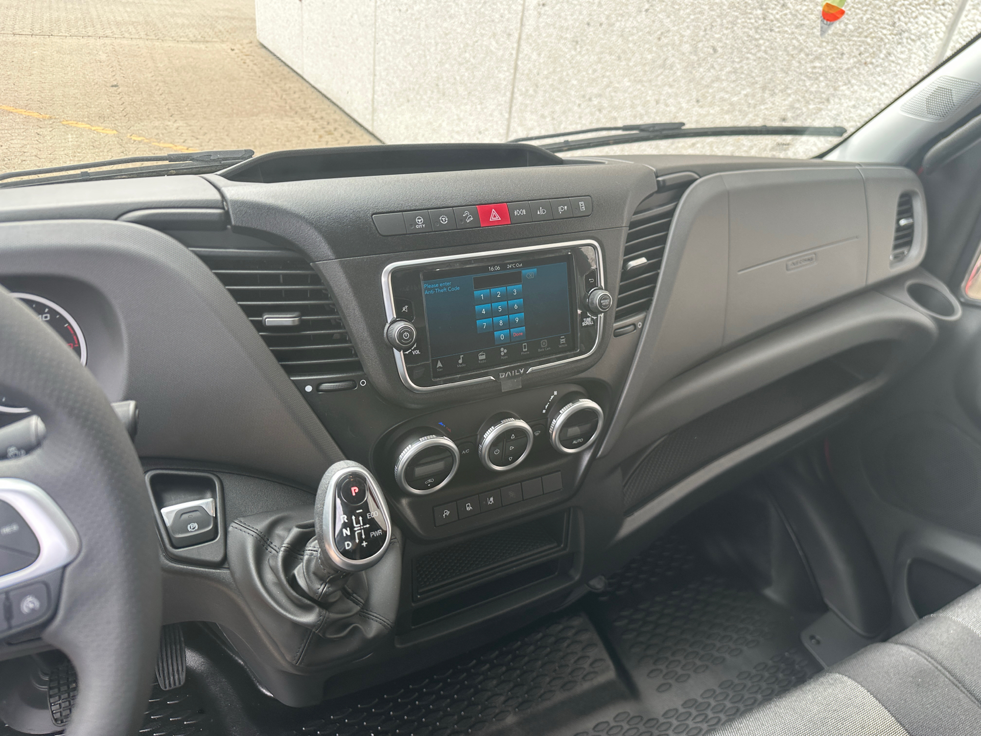 Billede af Iveco Daily 35S18 12m3 3,0 D 180HK Van 8g Aut.