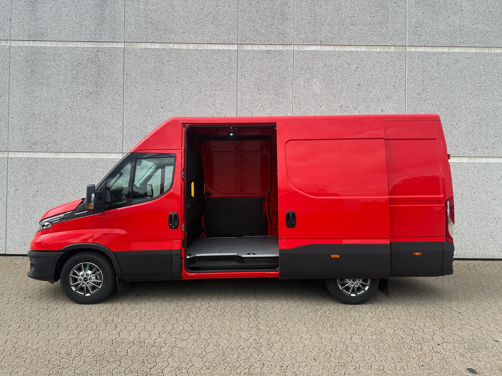 Billede af Iveco Daily 35S18 12m3 3,0 D 180HK Van 8g Aut.