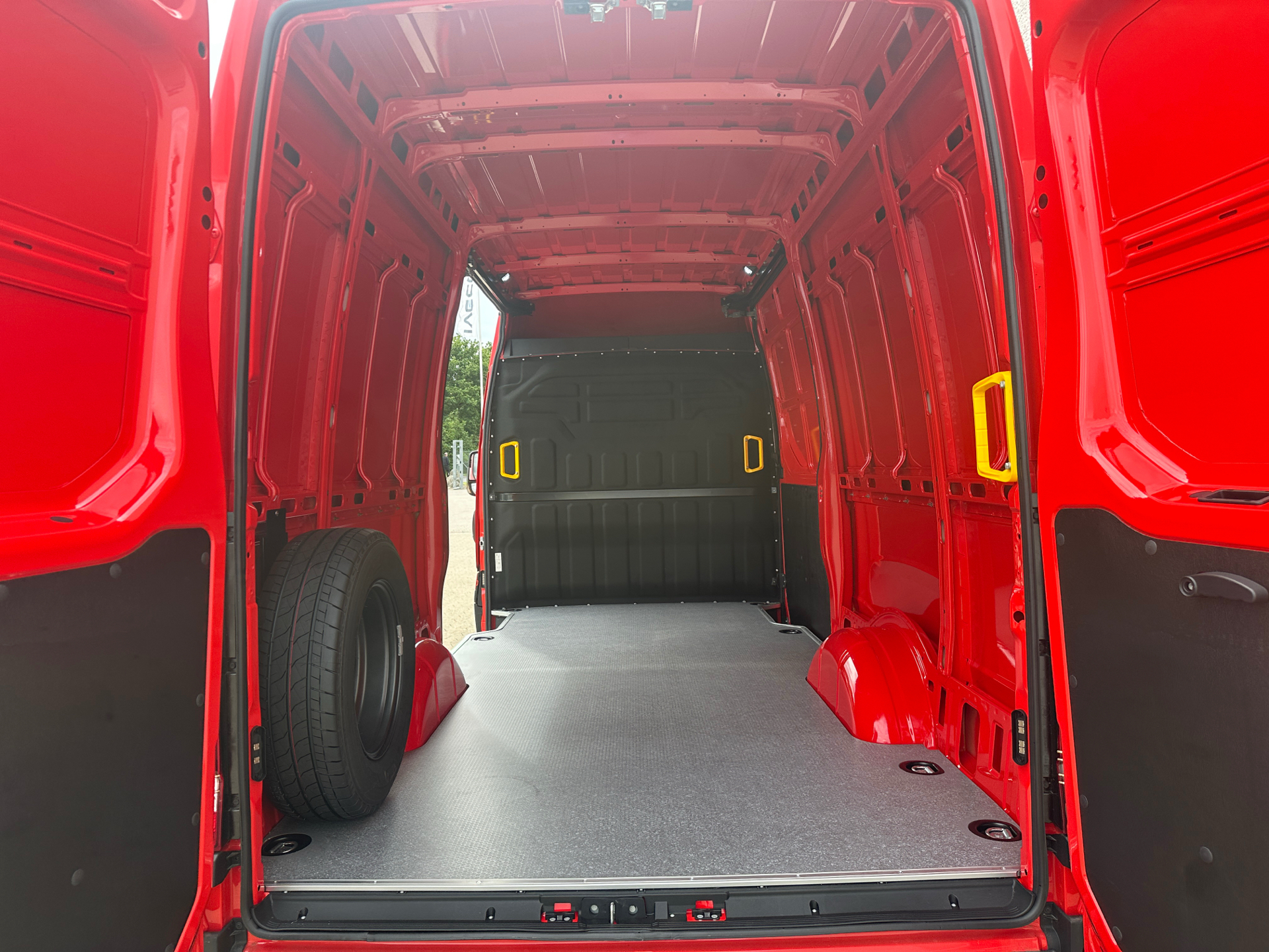 Billede af Iveco Daily 35S18 12m3 3,0 D 180HK Van 8g Aut.