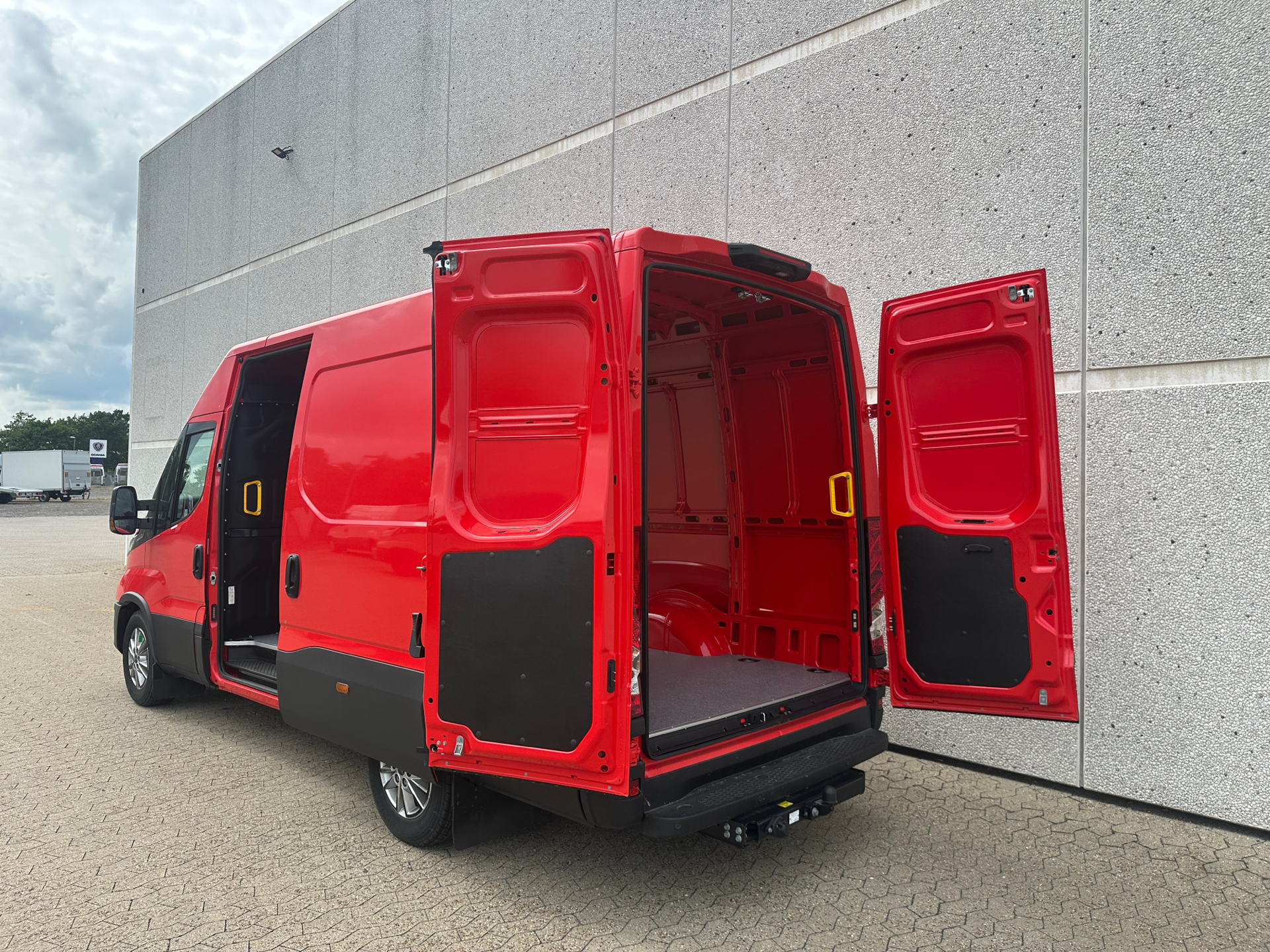 Billede af Iveco Daily 35S18 12m3 3,0 D 180HK Van 8g Aut.