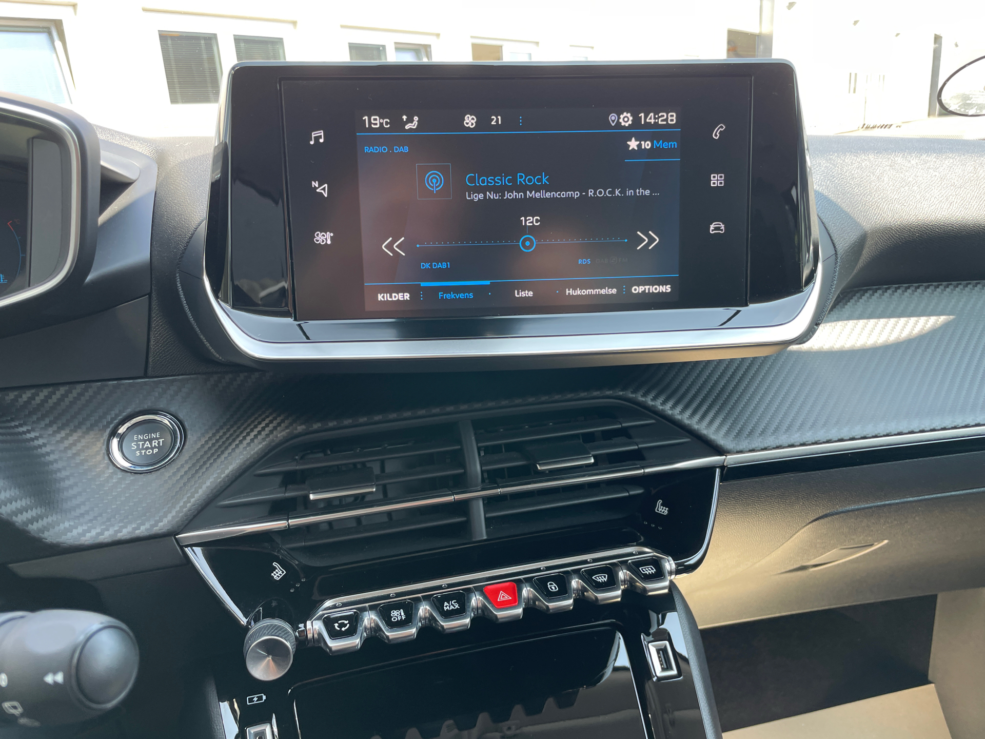 Billede af Peugeot 2008 1,2 PureTech Edition 210+ EAT8 130HK 5d 8g Aut.