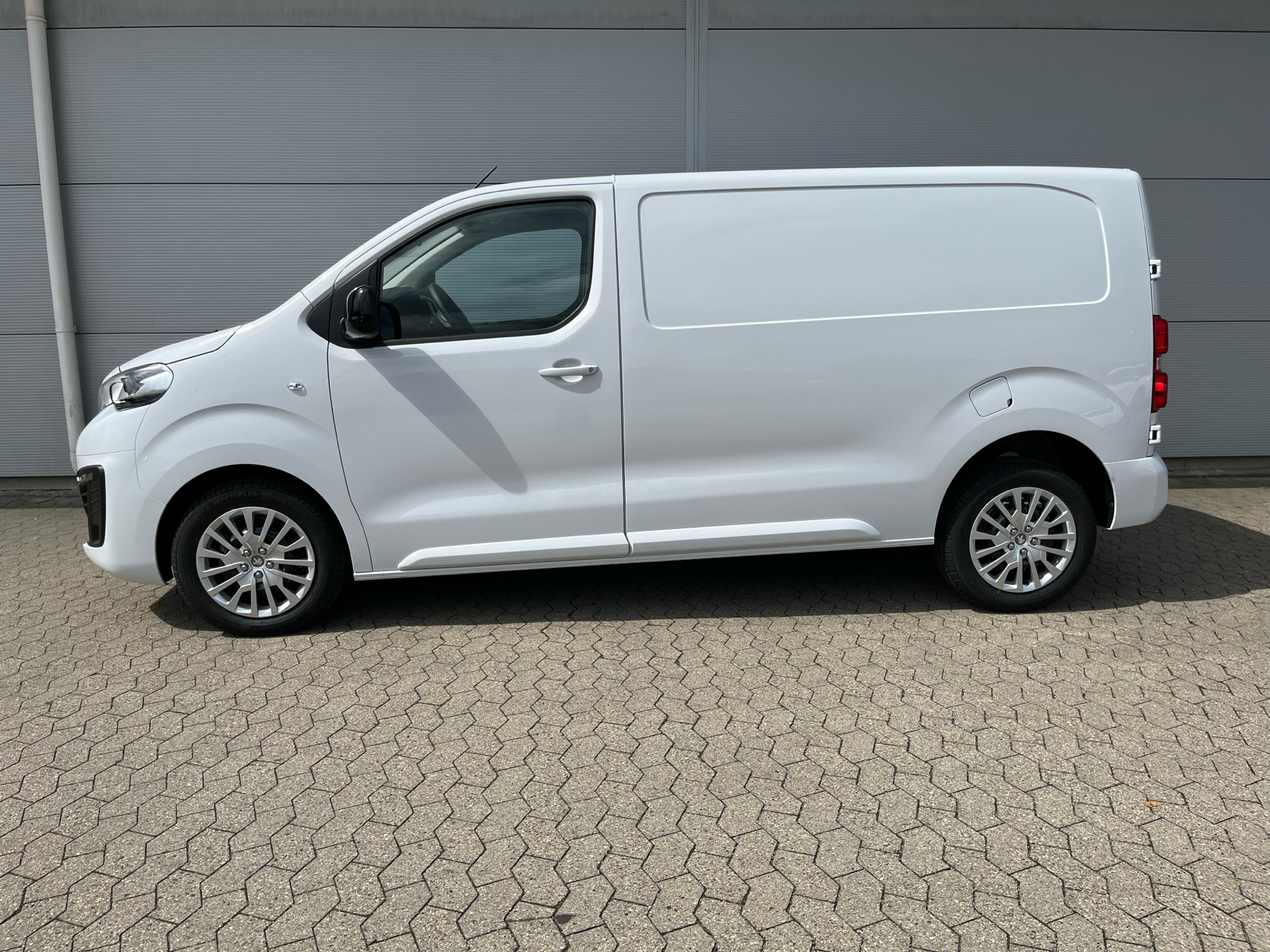 Billede af Peugeot Expert L2 2,0 BlueHDi Premium Pro EAT8 177HK Van 8g Aut.