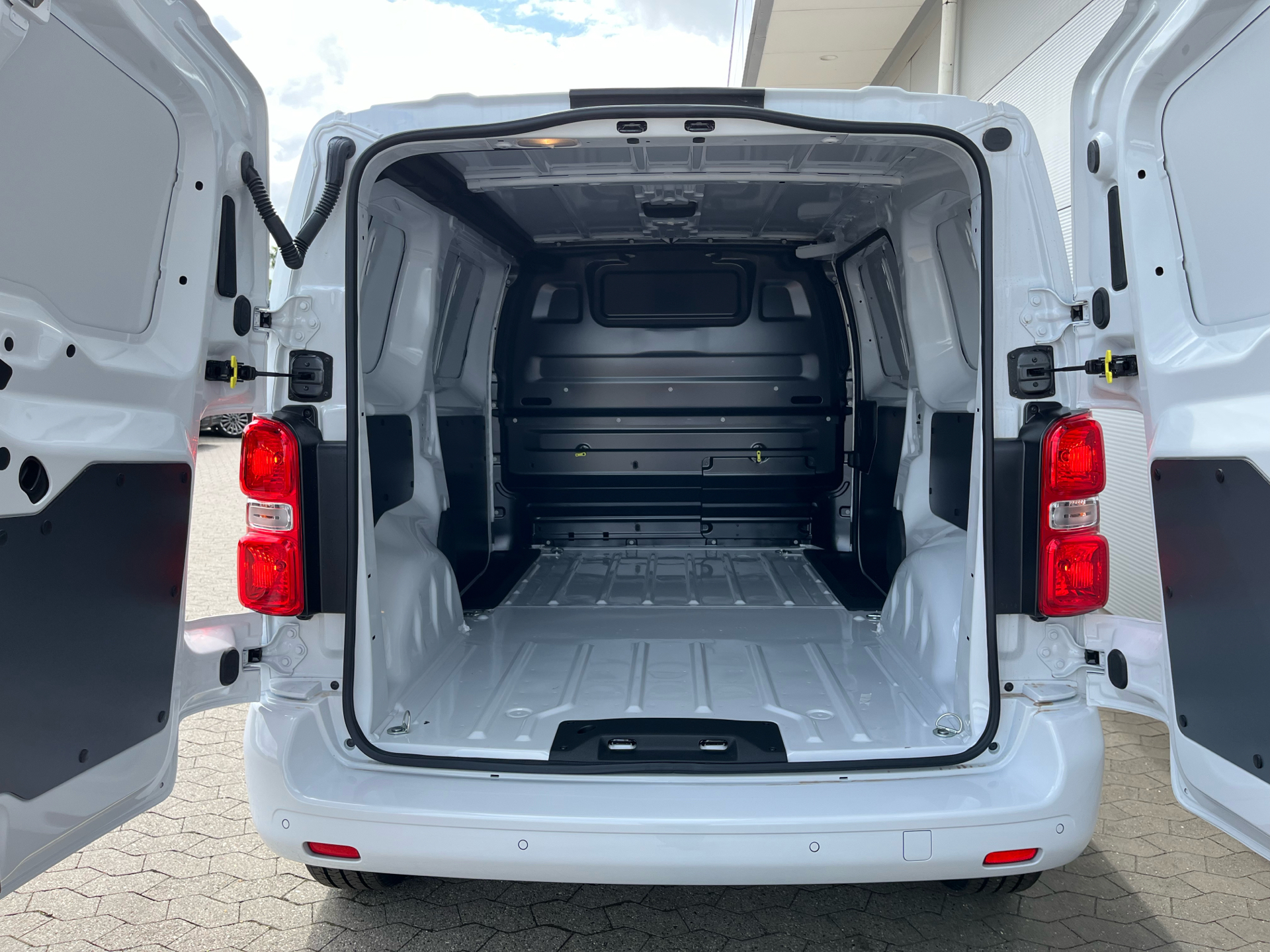 Billede af Peugeot Expert L2 2,0 BlueHDi Premium Pro EAT8 177HK Van 8g Aut.