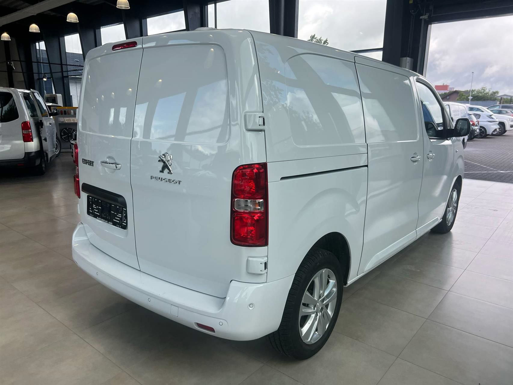 Billede af Peugeot Expert L2 2,0 BlueHDi Ultimate EAT8 177HK Van 8g Aut.