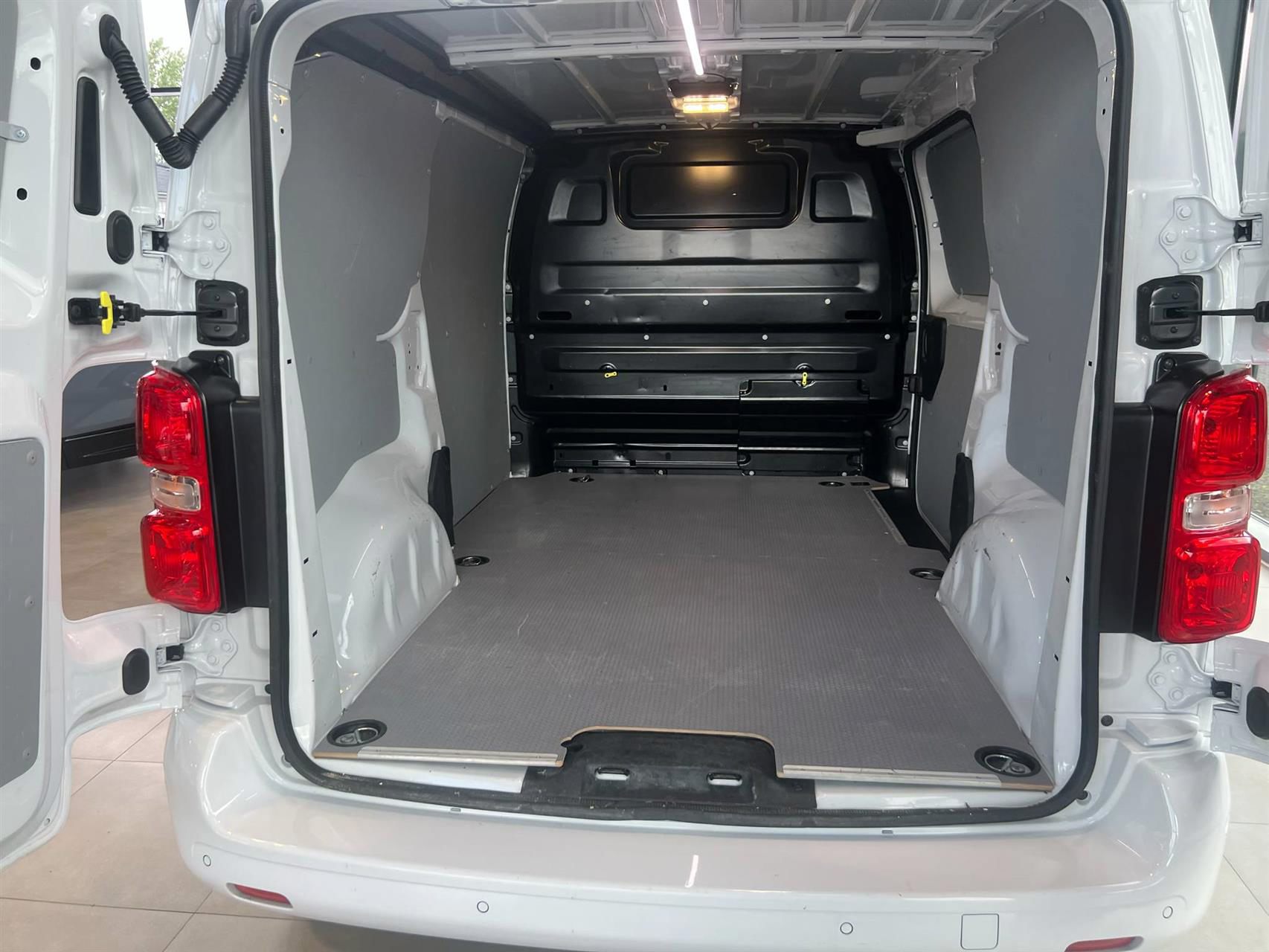 Billede af Peugeot Expert L2 2,0 BlueHDi Ultimate EAT8 177HK Van 8g Aut.