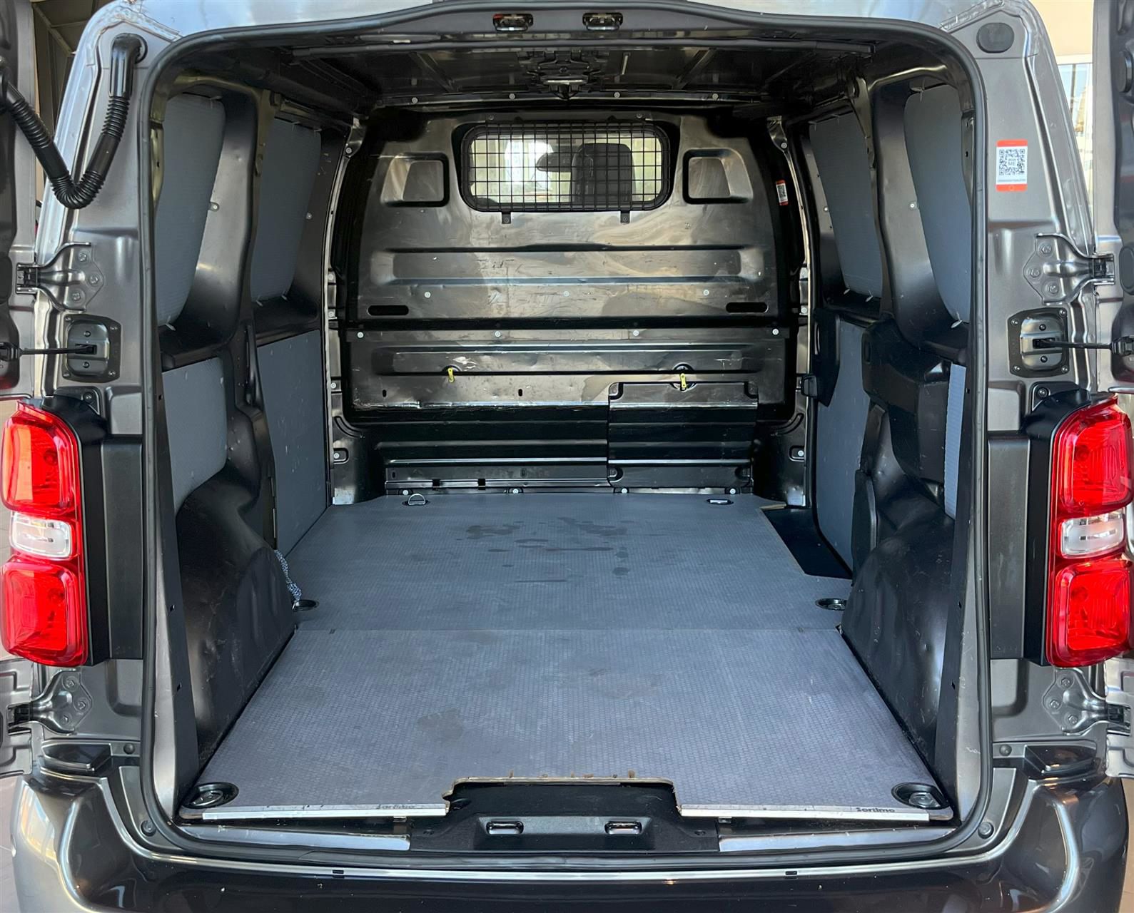 Billede af Peugeot Expert L2 2,0 BlueHDi Ultimate Pro EAT6 180HK Van 6g Aut.
