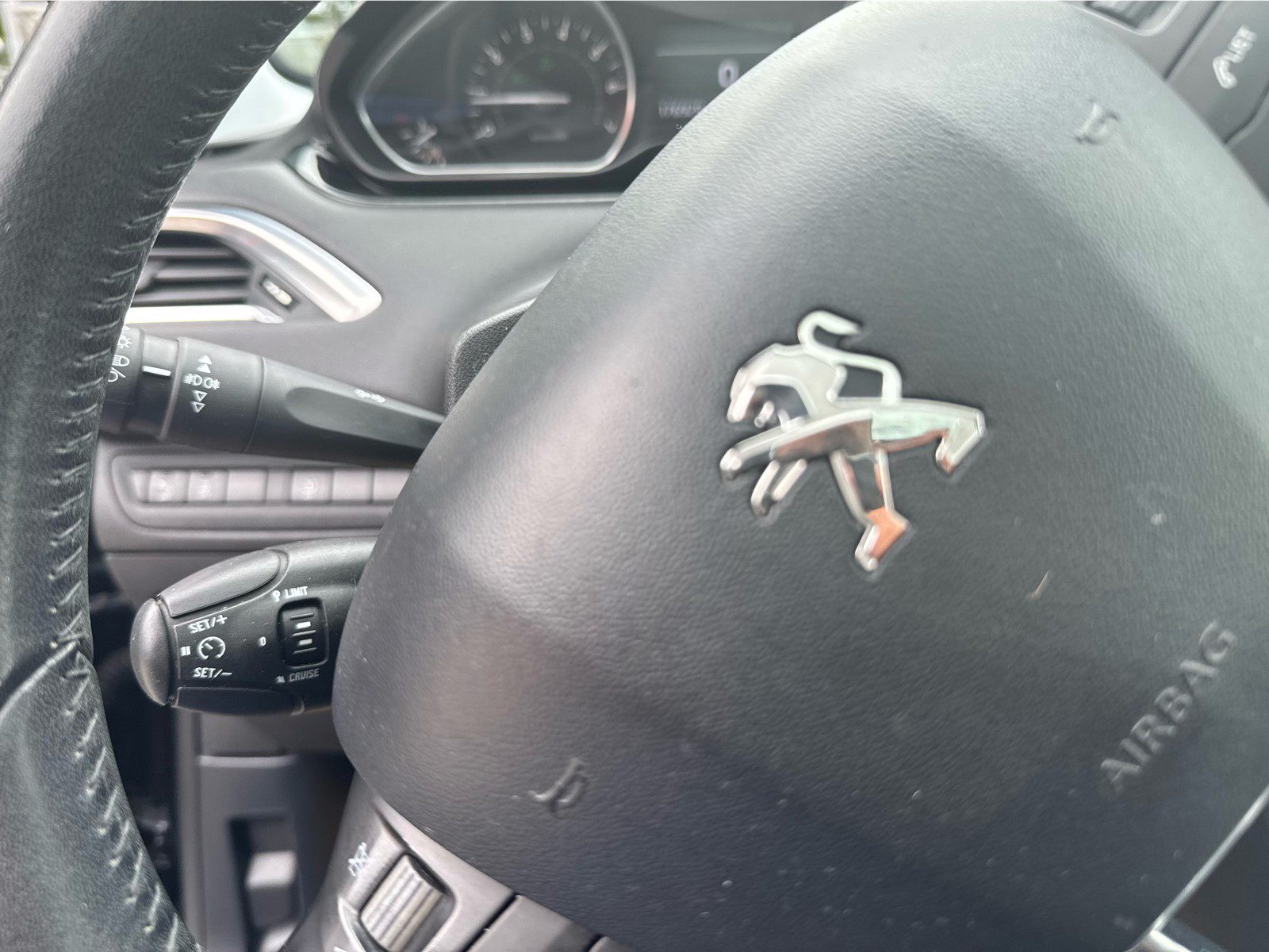 Billede af Peugeot 208 1,2 VTi Allure Sky 82HK 5d