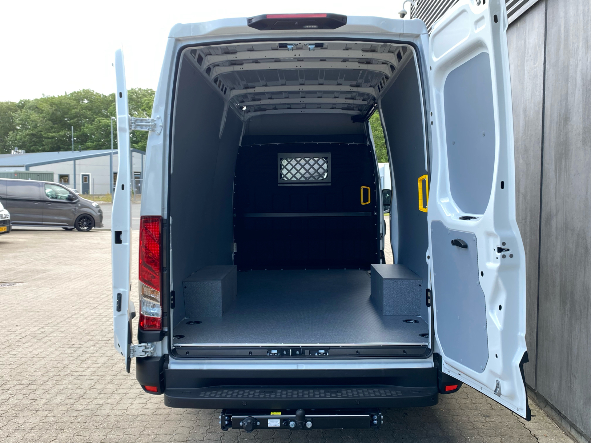 Billede af Iveco Daily 35S18 12m3 3,0 D 180HK Van 8g Aut.