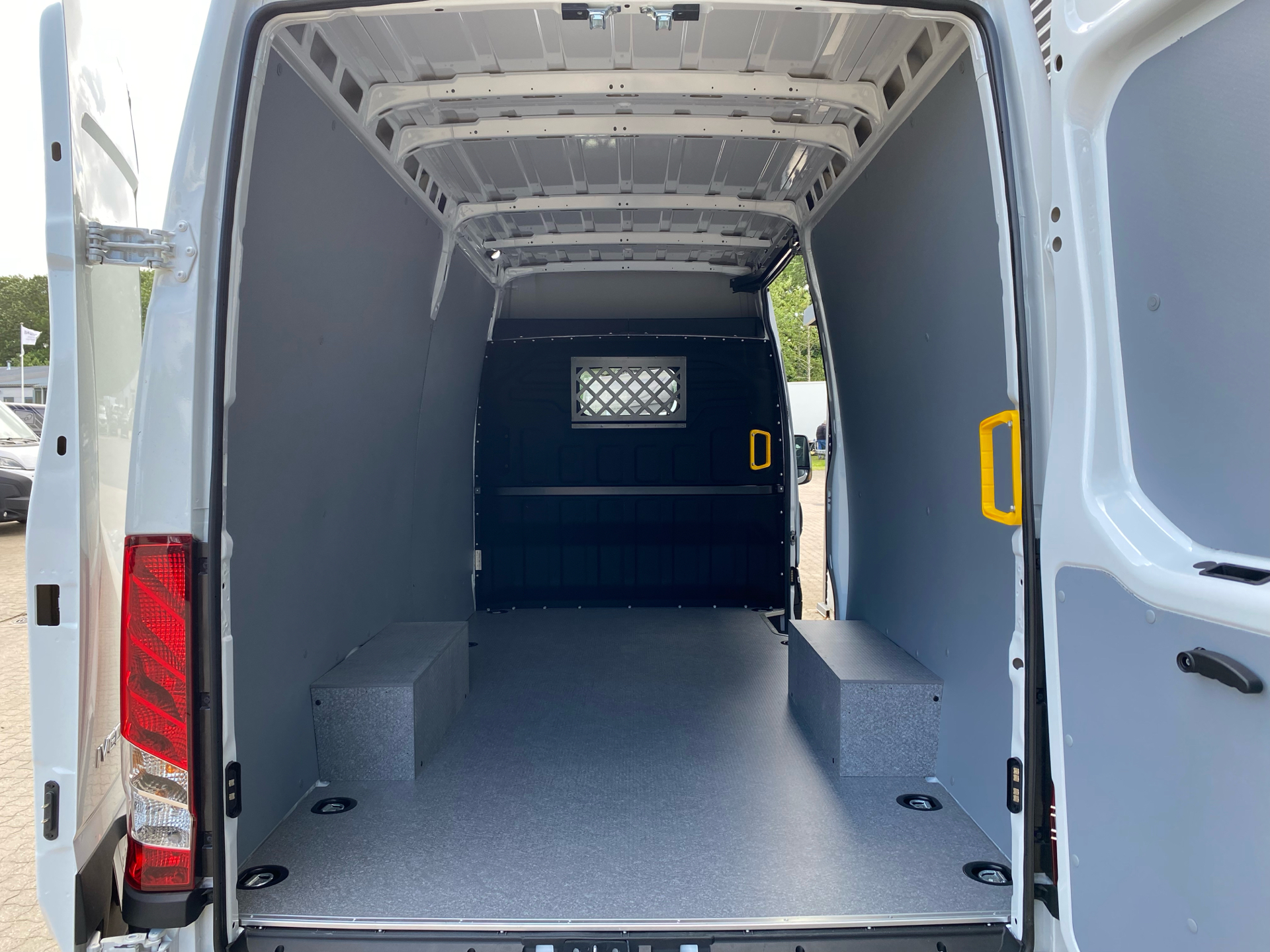 Billede af Iveco Daily 35S18 12m3 3,0 D 180HK Van 8g Aut.