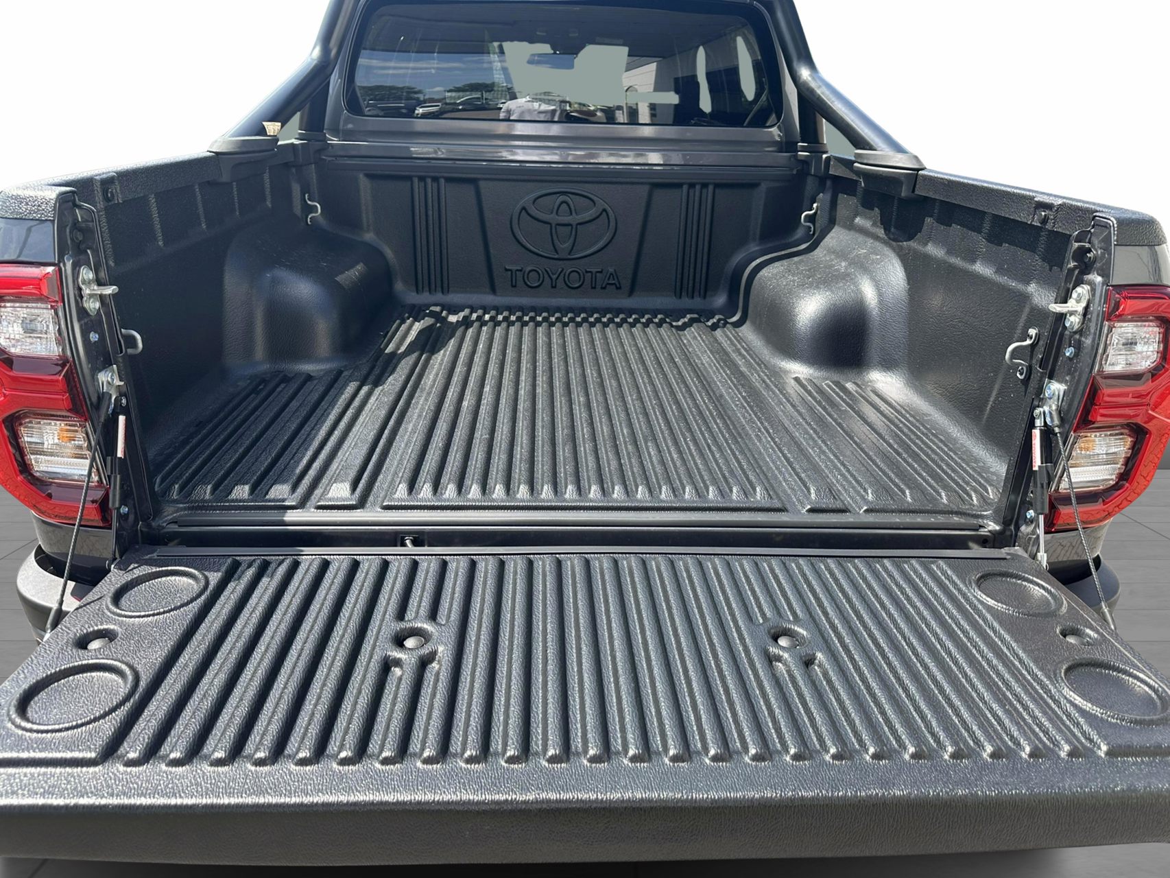 Billede af Toyota HiLux 2.8 diesel MHEV 204hk Double Cab AWD aut. gear T4 Invincible