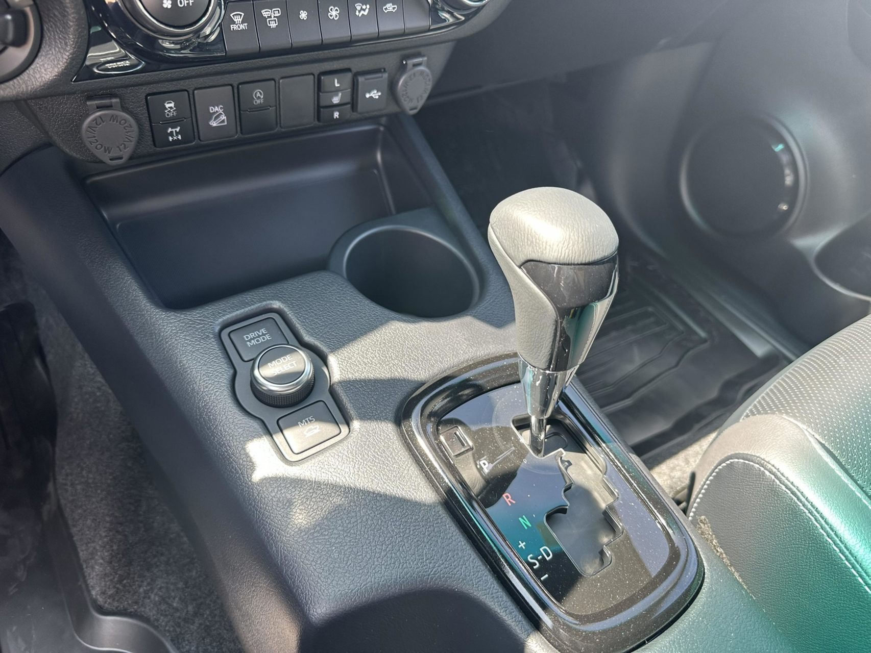 Billede af Toyota HiLux 2.8 diesel MHEV 204hk Double Cab AWD aut. gear T4 Invincible