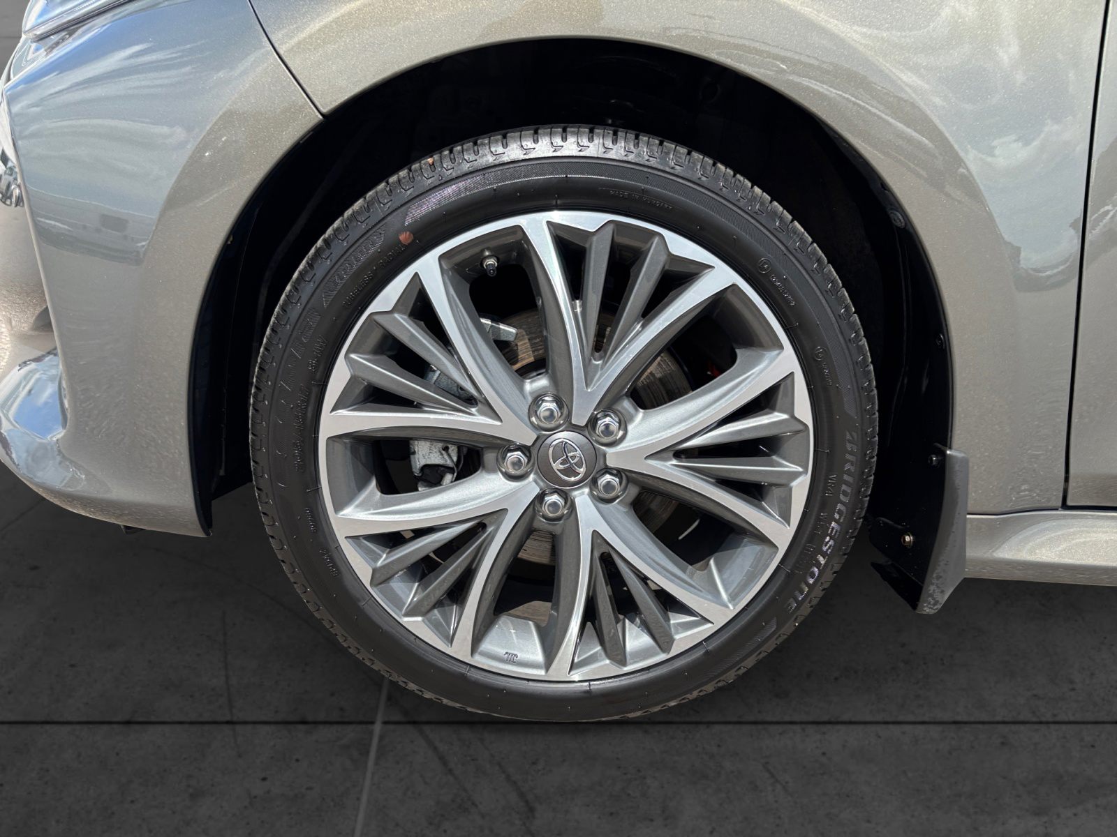 Billede af Toyota Yaris 1,5 Hybrid Executive Technology Plus 130HK 5d Trinl. Gear