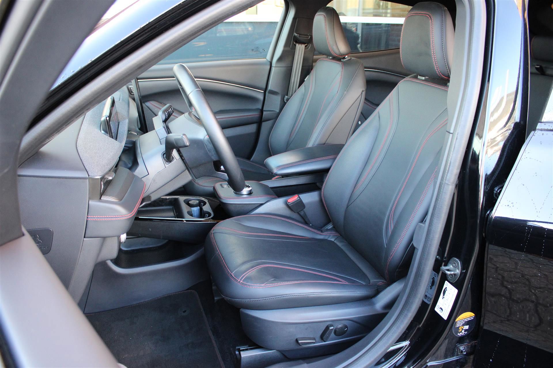 Billede af Ford Mustang Mach-E EL UR Premium AWD 351HK 5d Aut.