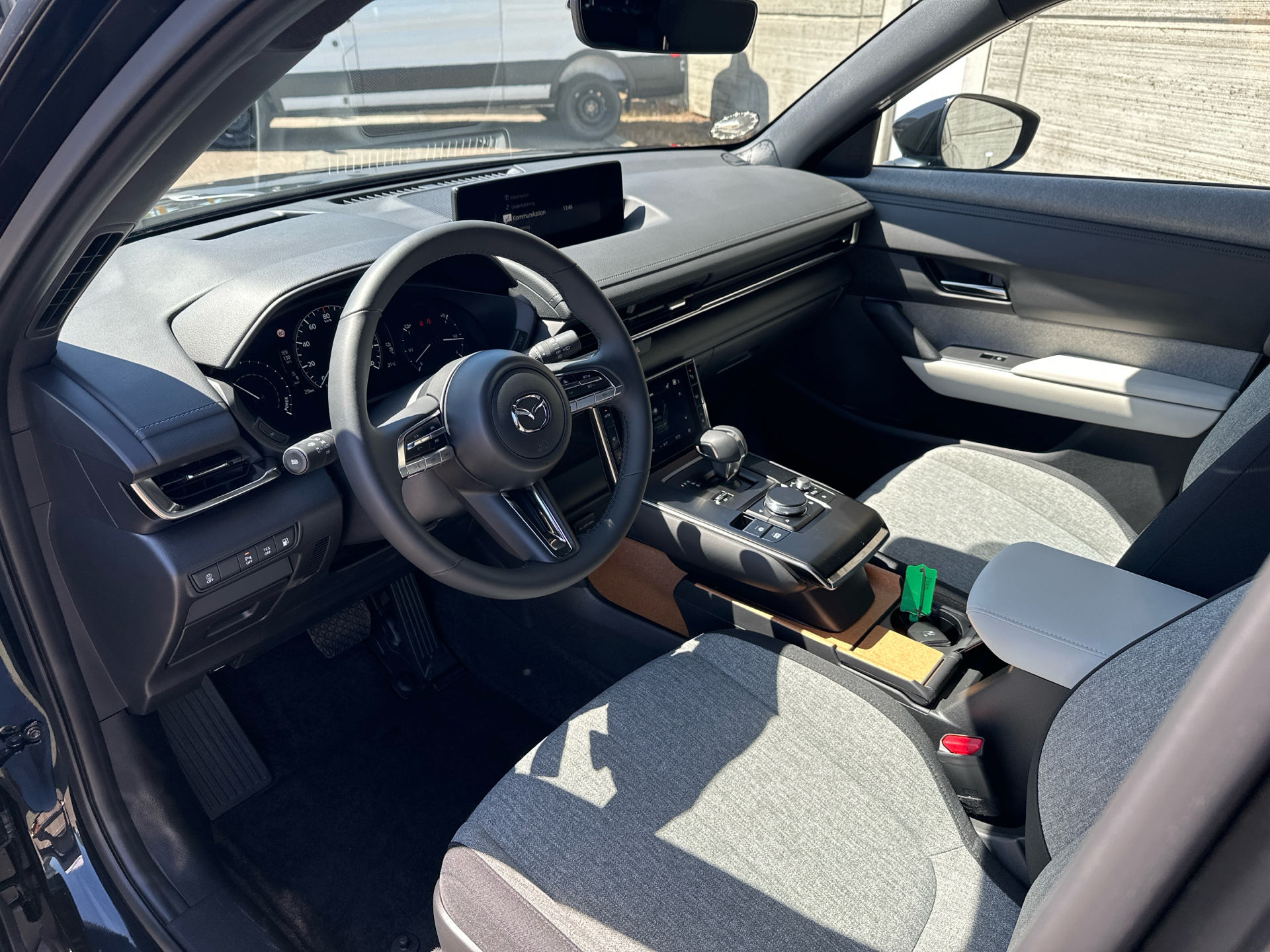 Billede af Mazda MX-30 0,8 e-Skyactiv R-EV  Plugin-hybrid Exclusive-Line 170HK 5d Trinl. Gear