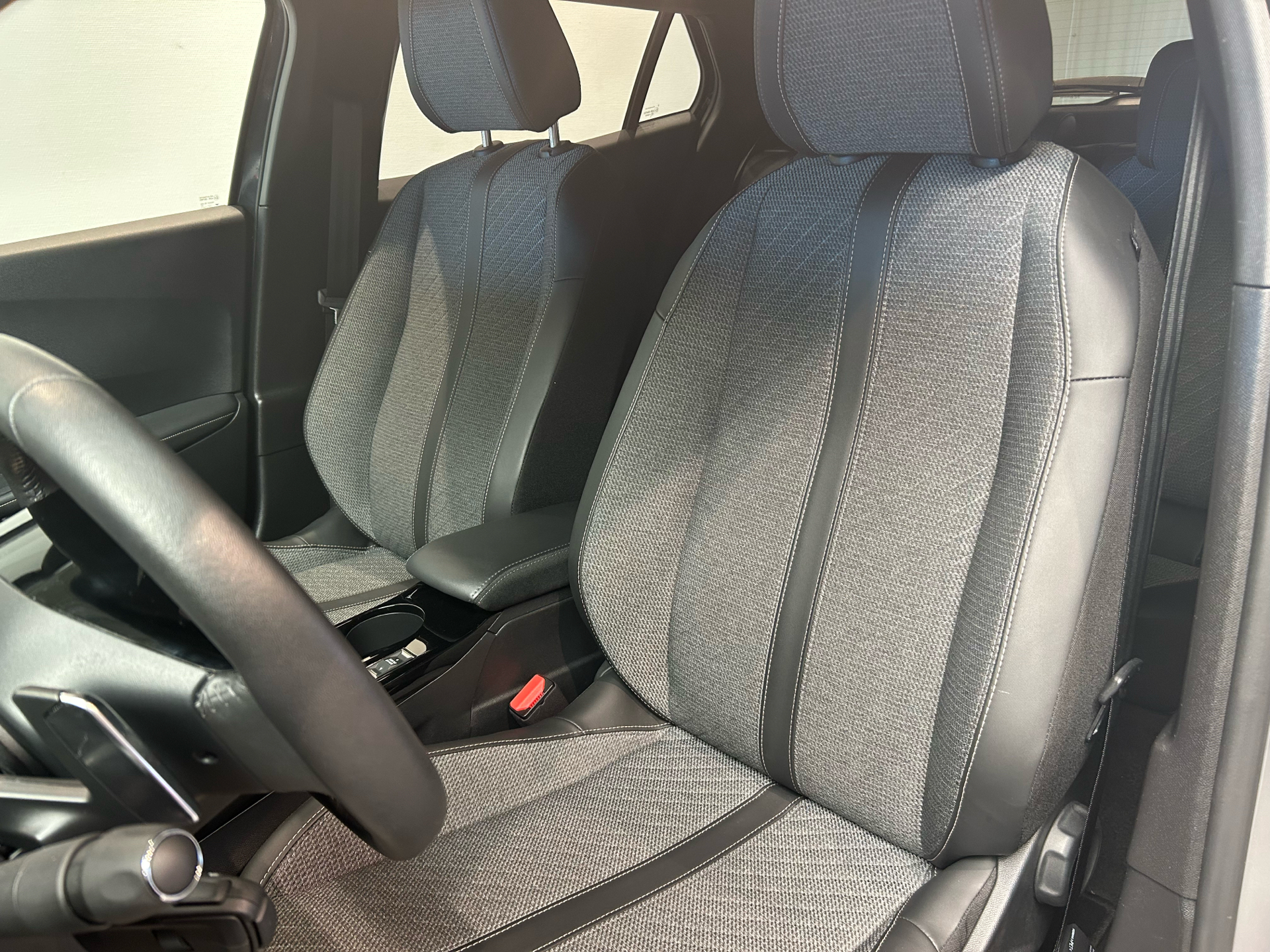 Billede af Peugeot 2008 1,2 PureTech First Edition EAT8 130HK 5d 8g Aut.