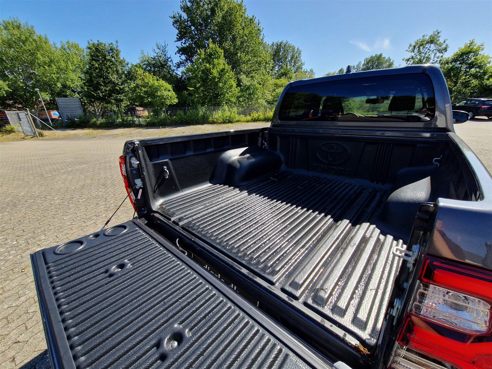 Billede af Toyota HiLux 2.8 diesel MHEV 204hk Double Cab AWD aut. gear T4 Invincible