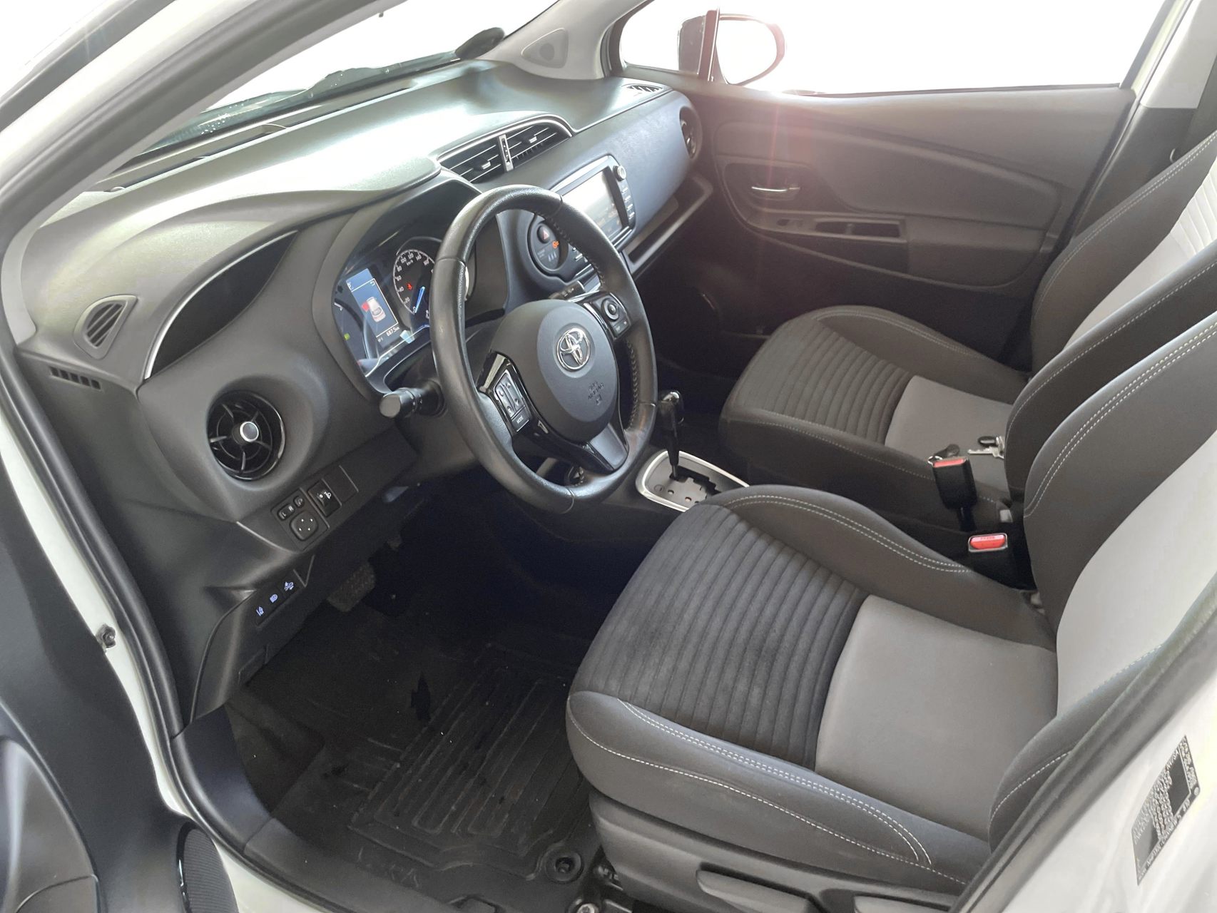 Billede af Toyota Yaris 1,5 Hybrid H3 Premiumpakke E-CVT 100HK 5d Trinl. Gear