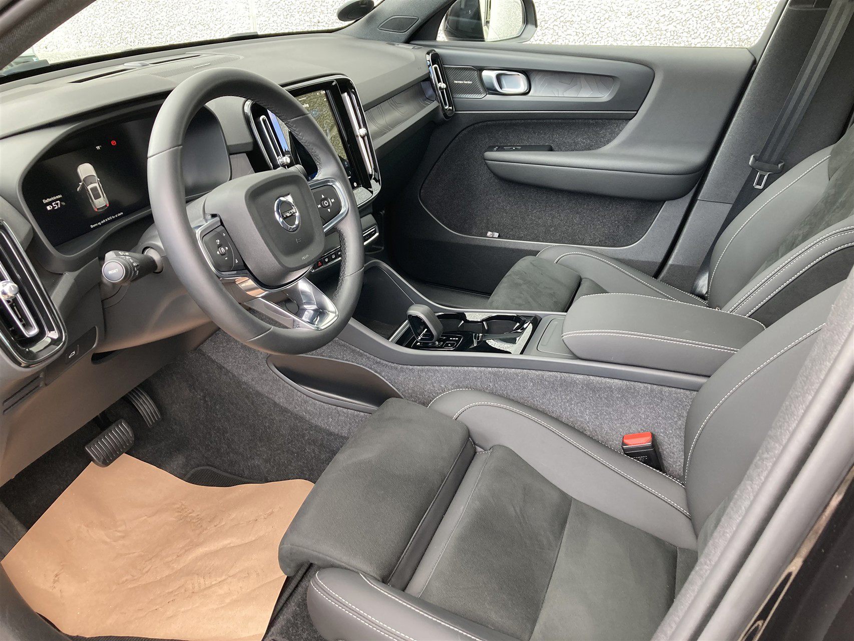 Billede af Volvo EX40 Single Motor Extended Range Black Edition 252HK 5d Aut.