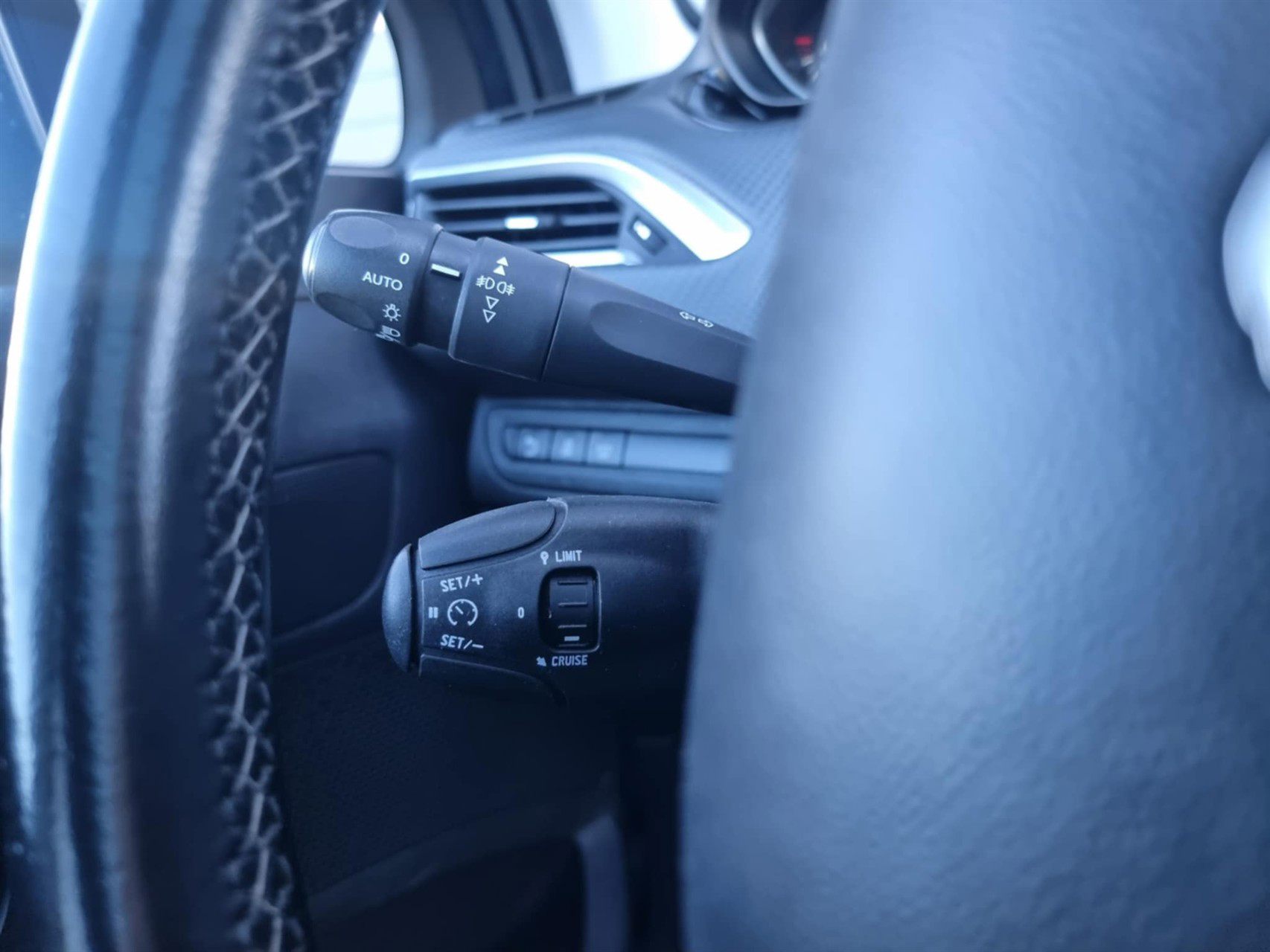 Billede af Peugeot 208 1,6 BlueHDi Allure Sky 100HK 5d
