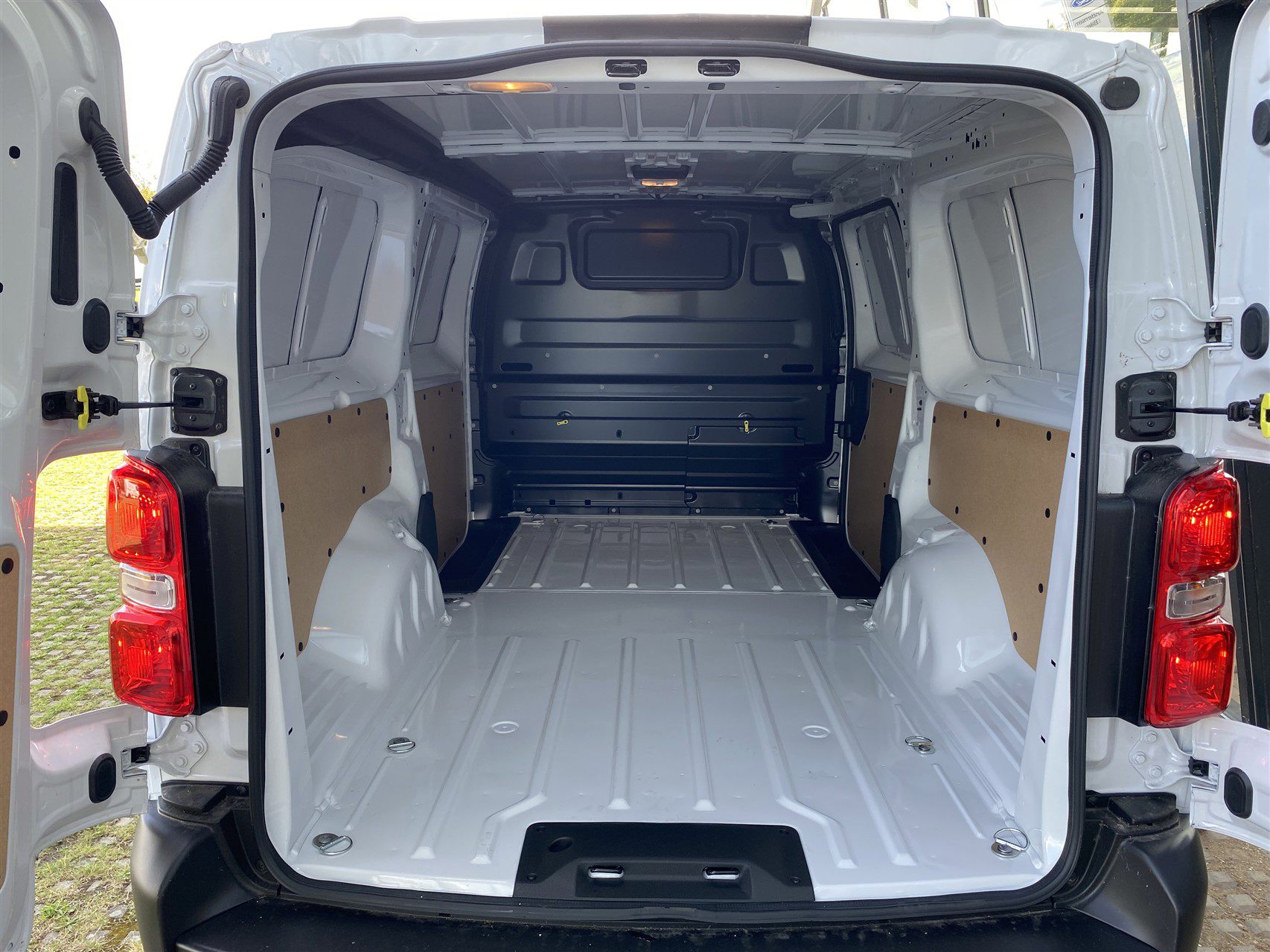 Billede af Peugeot Expert L3 2,0 BlueHDi Premium EAT8 144HK Van 8g Aut.
