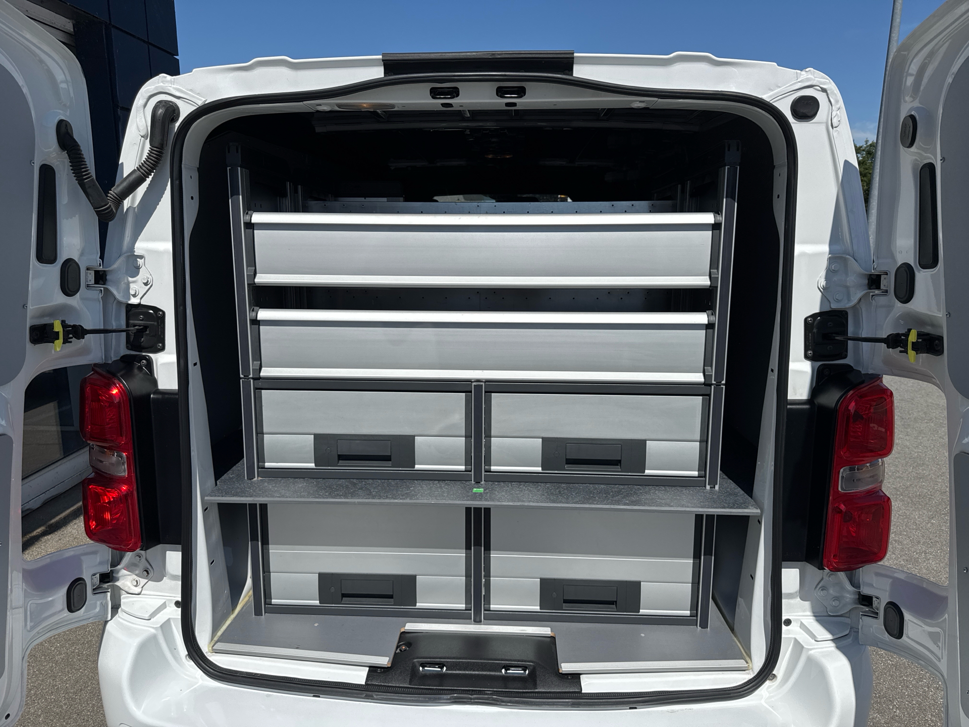 Billede af Peugeot Expert L2 2,0 BlueHDi Premium Pro EAT8 144HK Van 8g Aut.