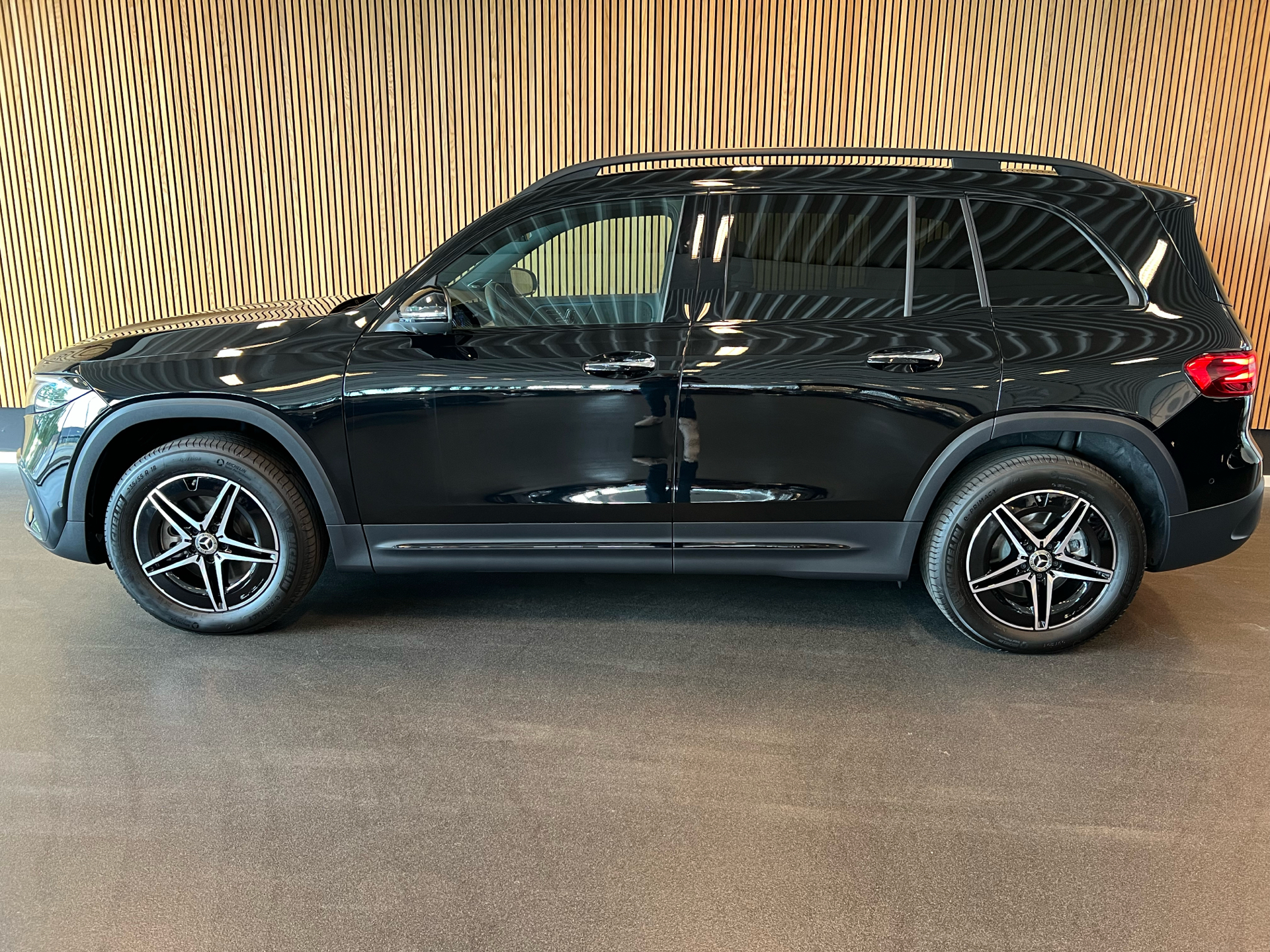 Billede af Mercedes-Benz EQB 300 EL AMG Line 7 Pers. 4Matic 228HK 5d Aut.