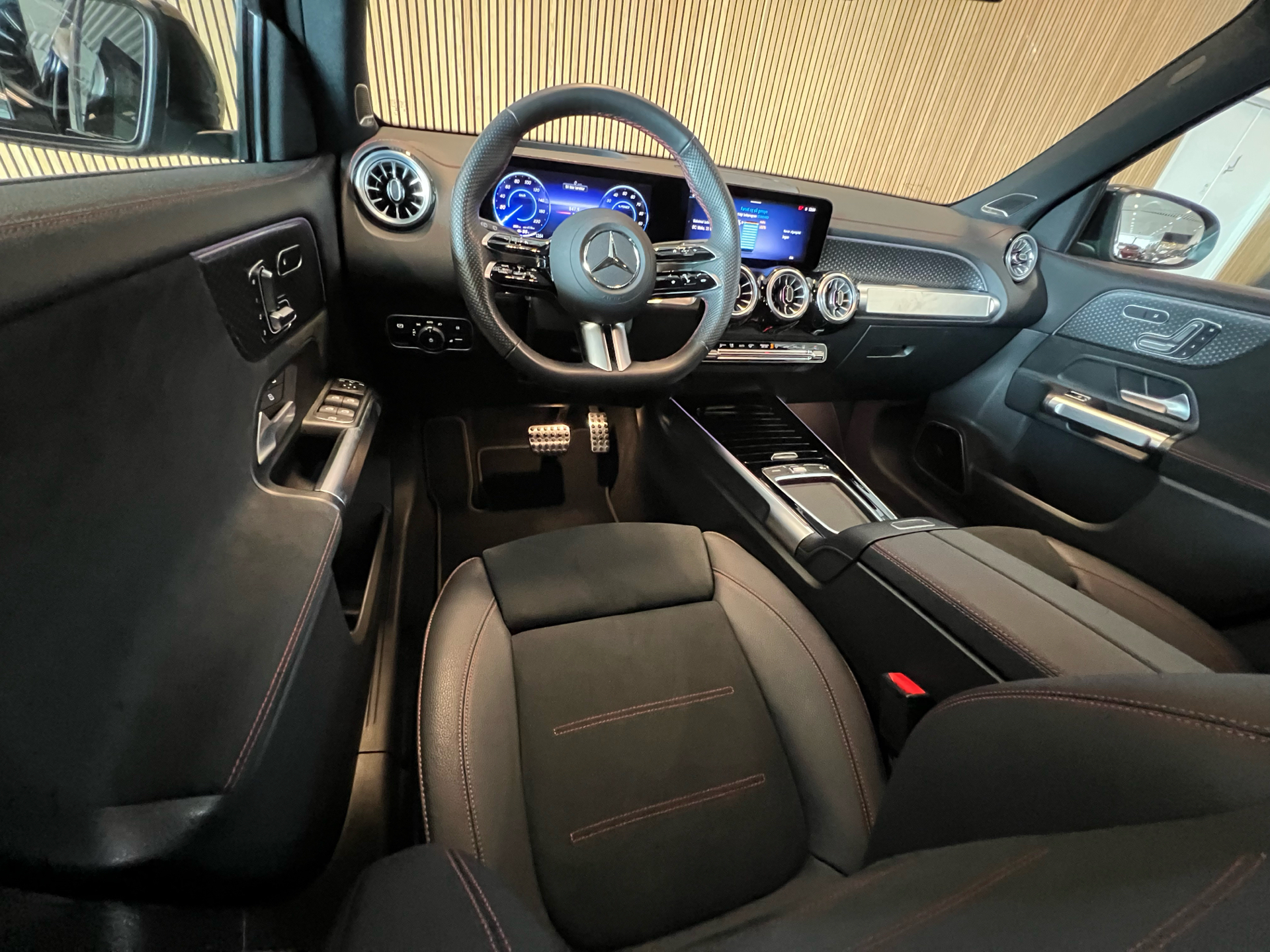 Billede af Mercedes-Benz EQB 300 EL AMG Line 7 Pers. 4Matic 228HK 5d Aut.