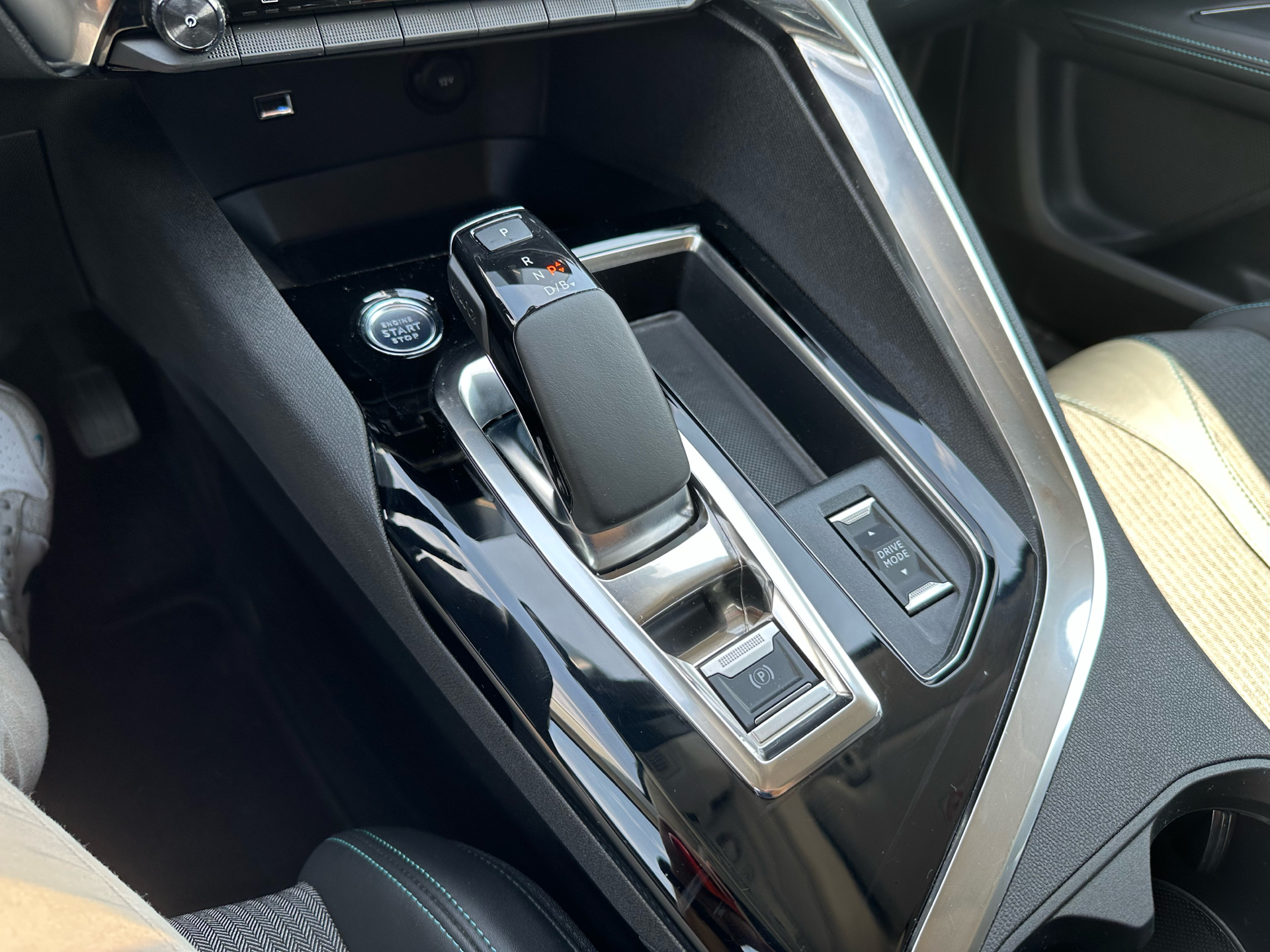 Billede af Peugeot 3008 1,6 PureTech  Plugin-hybrid First Selection EAT8 225HK 5d 8g Aut.