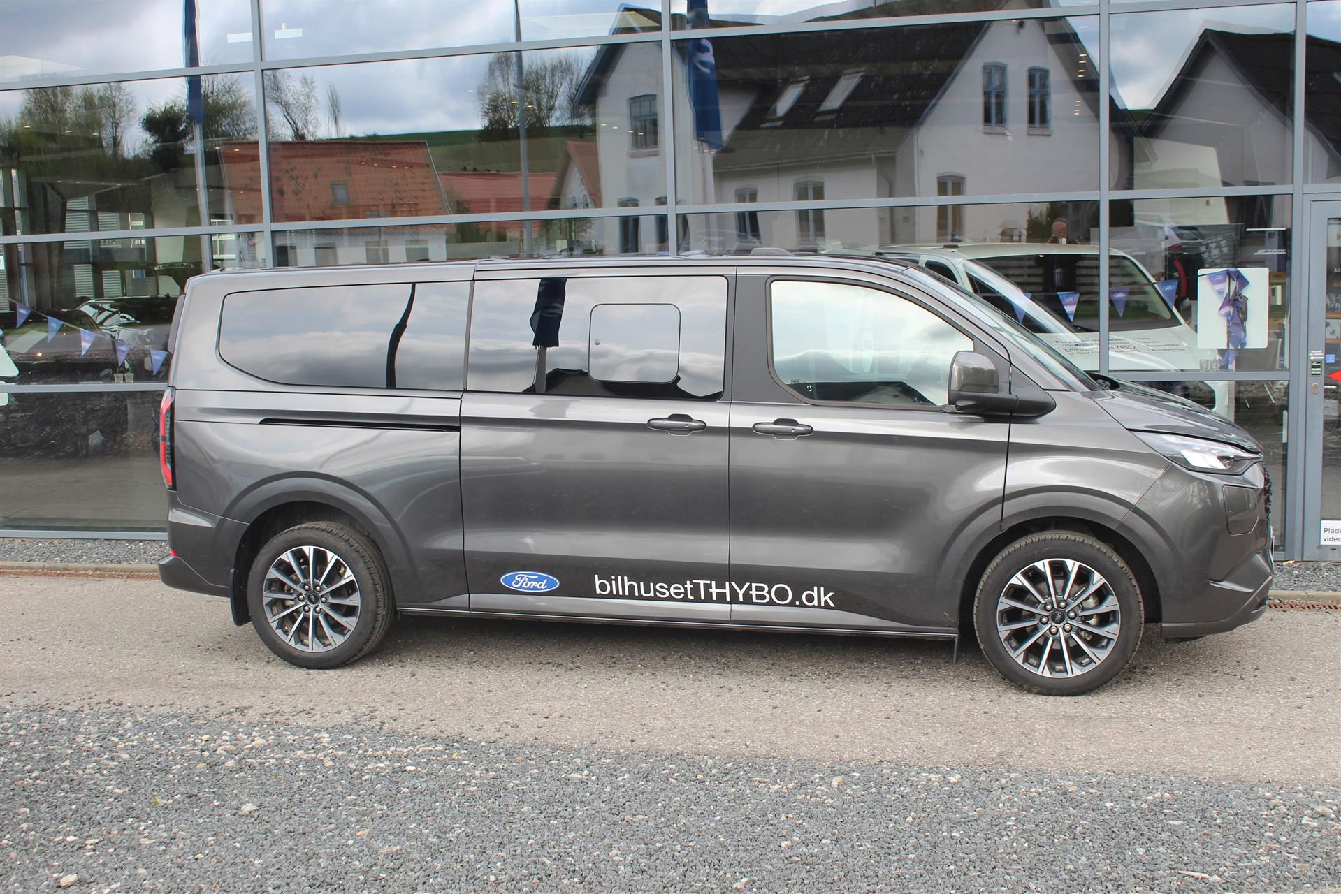 Billede af Ford Tourneo Custom 340 L2H1 2,5 Plugin-hybrid Titanium X CVT 233HK Aut.