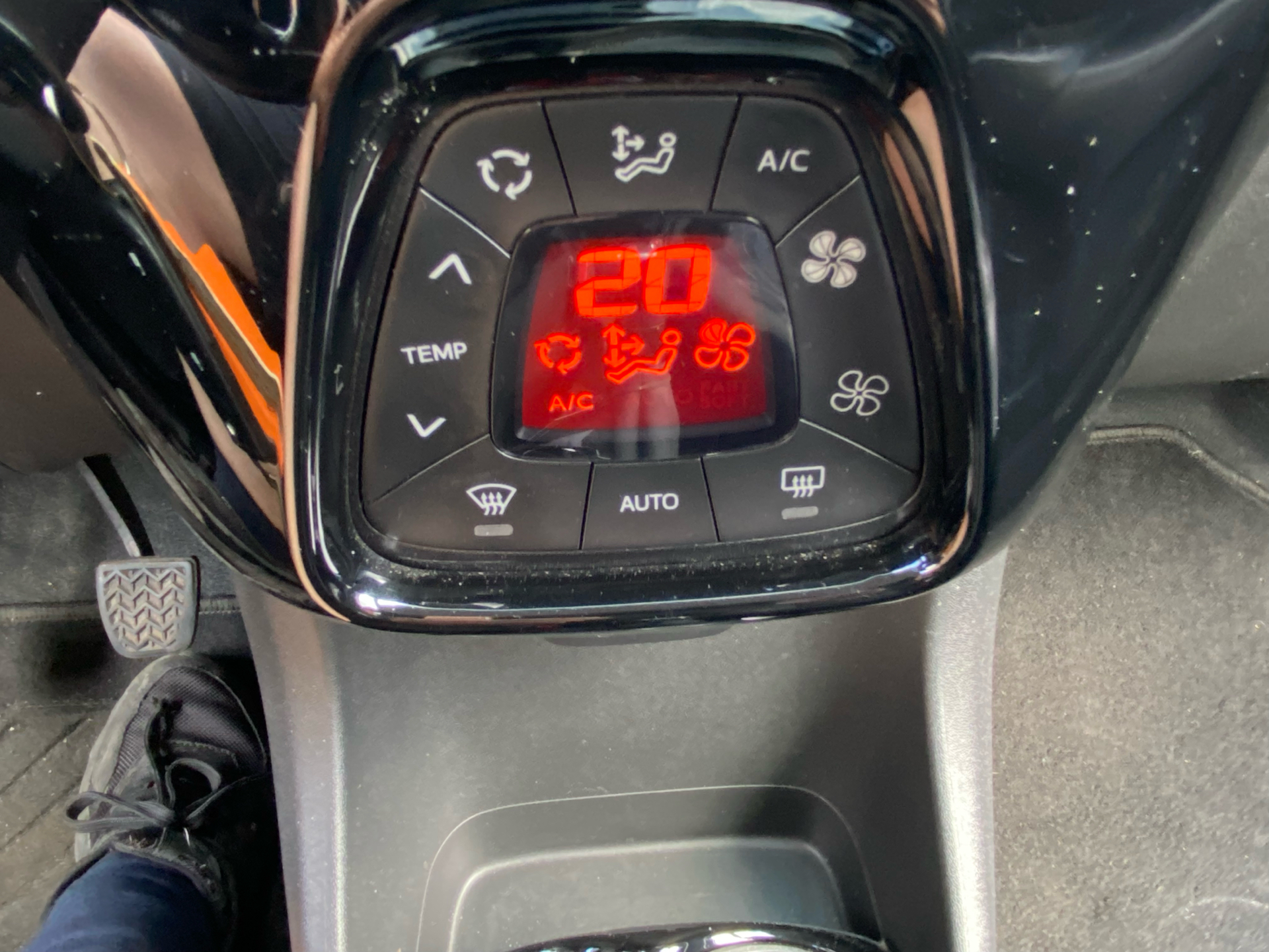 Billede af Peugeot 108 1,0 e-Vti Allure+ 72HK 5d