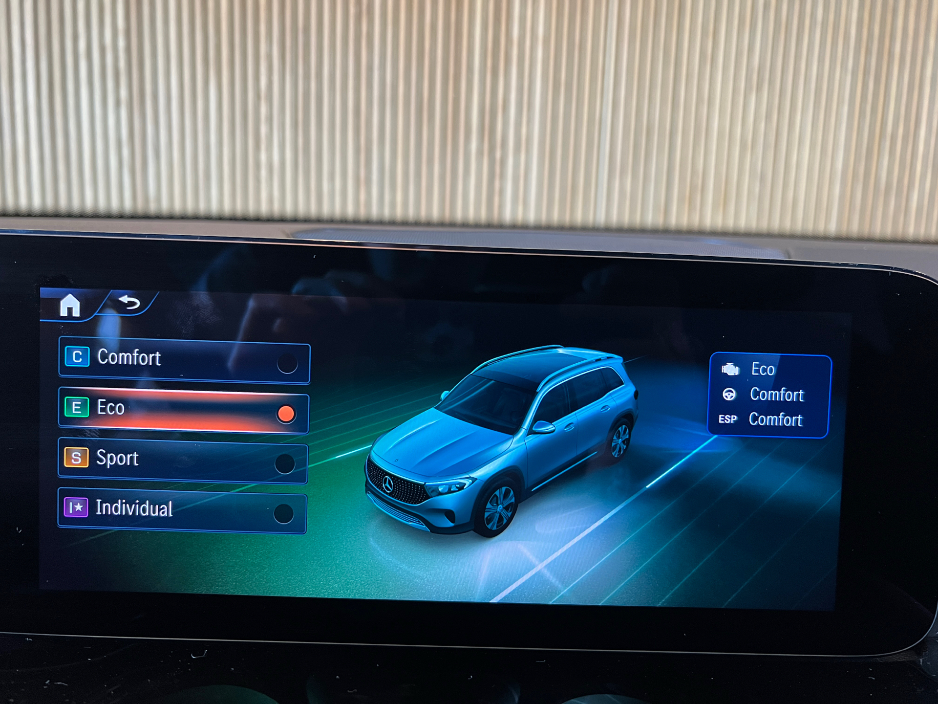 Billede af Mercedes-Benz EQB 300 EL Progressive 7 pers. 4Matic 228HK 5d Aut.