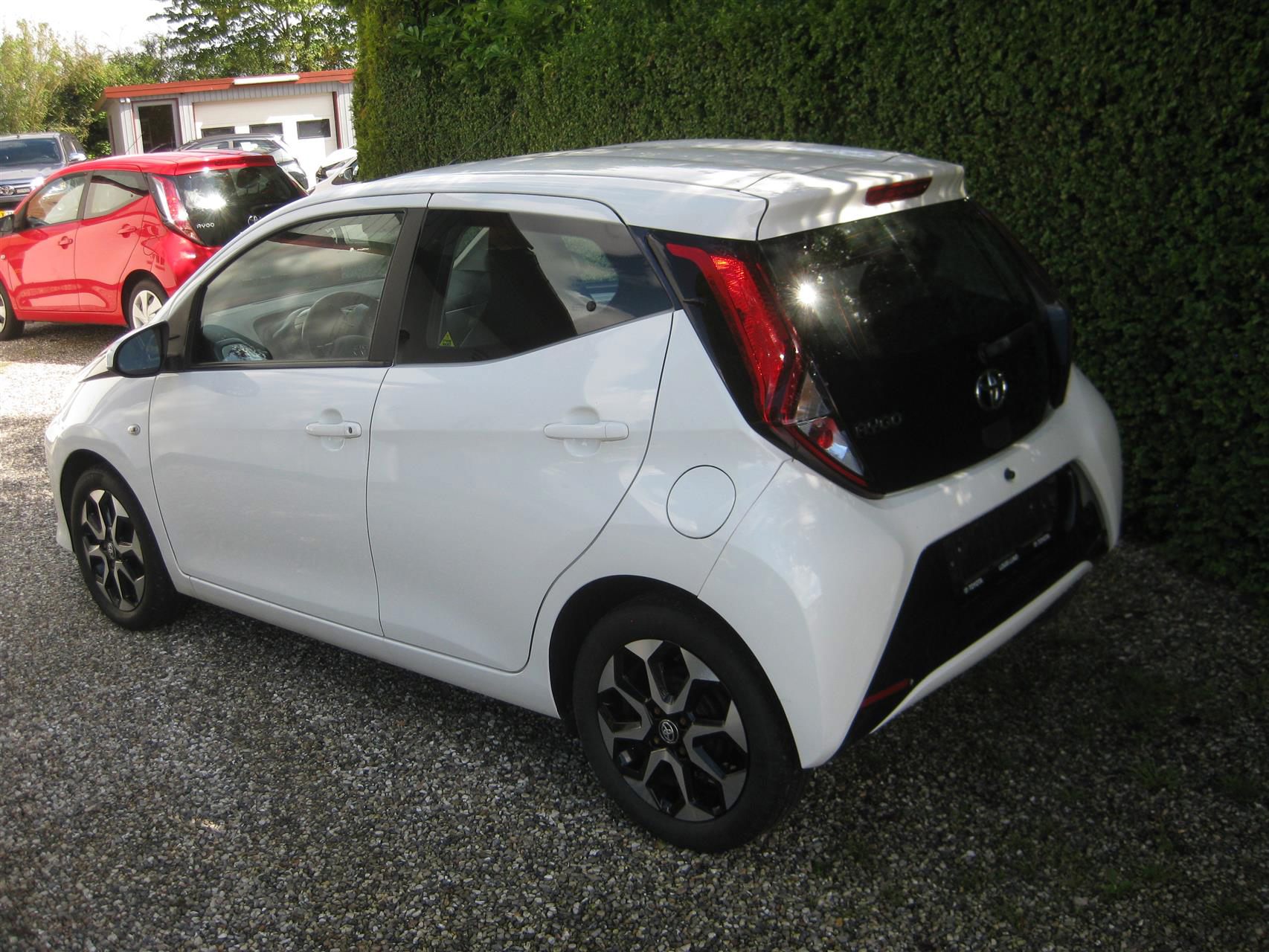 Billede af Toyota Aygo 1,0 VVT-I X-play + Go-pakke + Connect 72HK 5d