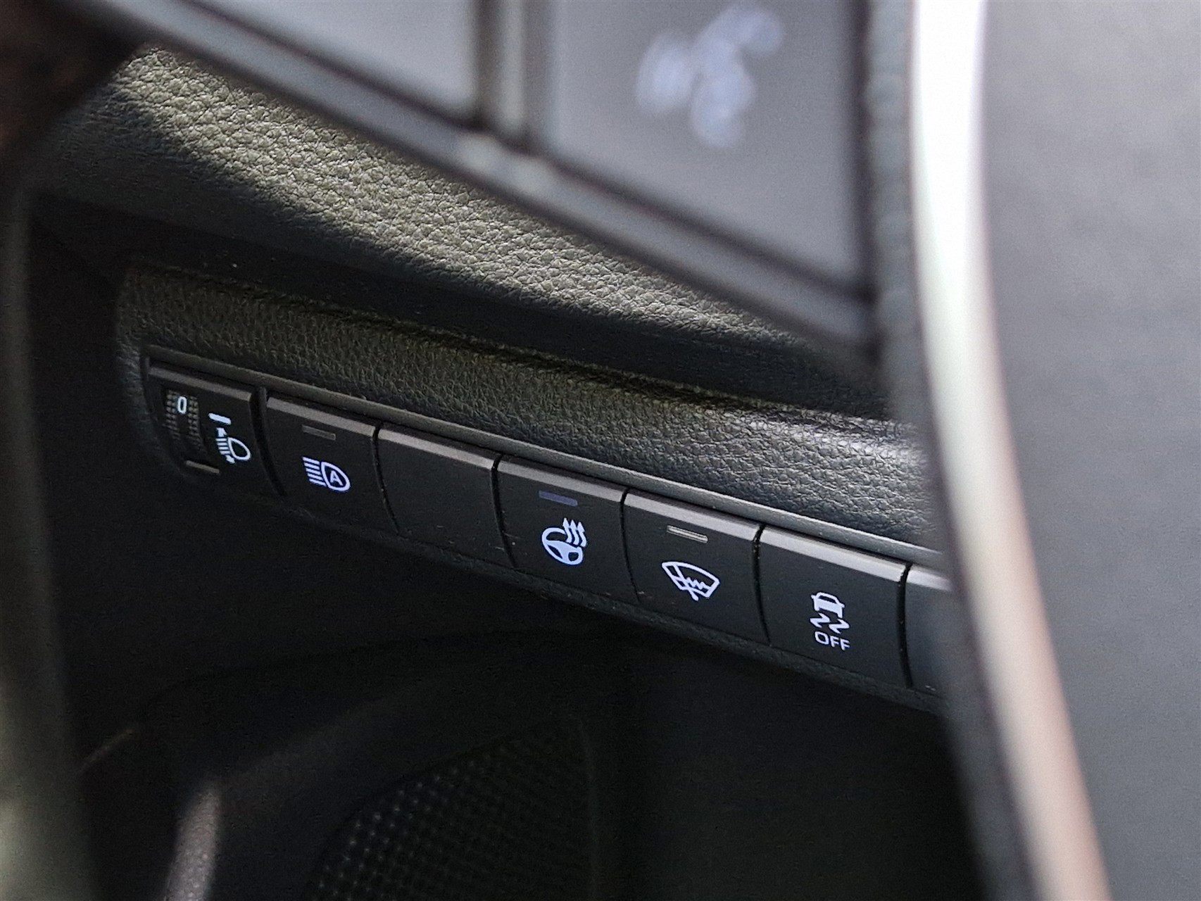 Billede af Toyota Corolla 2,0 Hybrid H3 Smart E-CVT 180HK 5d 6g Aut.