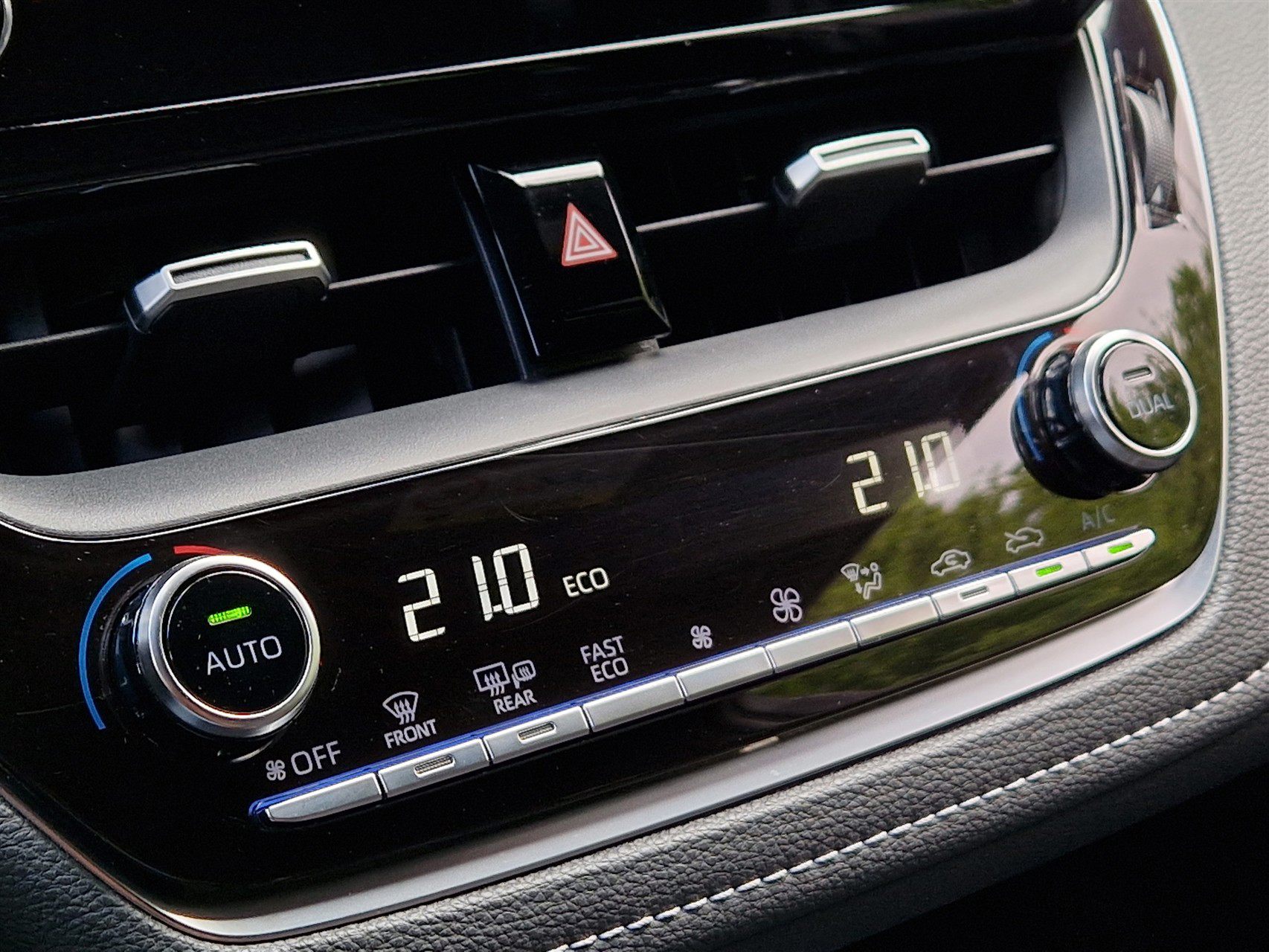 Billede af Toyota Corolla 2,0 Hybrid H3 Smart E-CVT 180HK 5d 6g Aut.