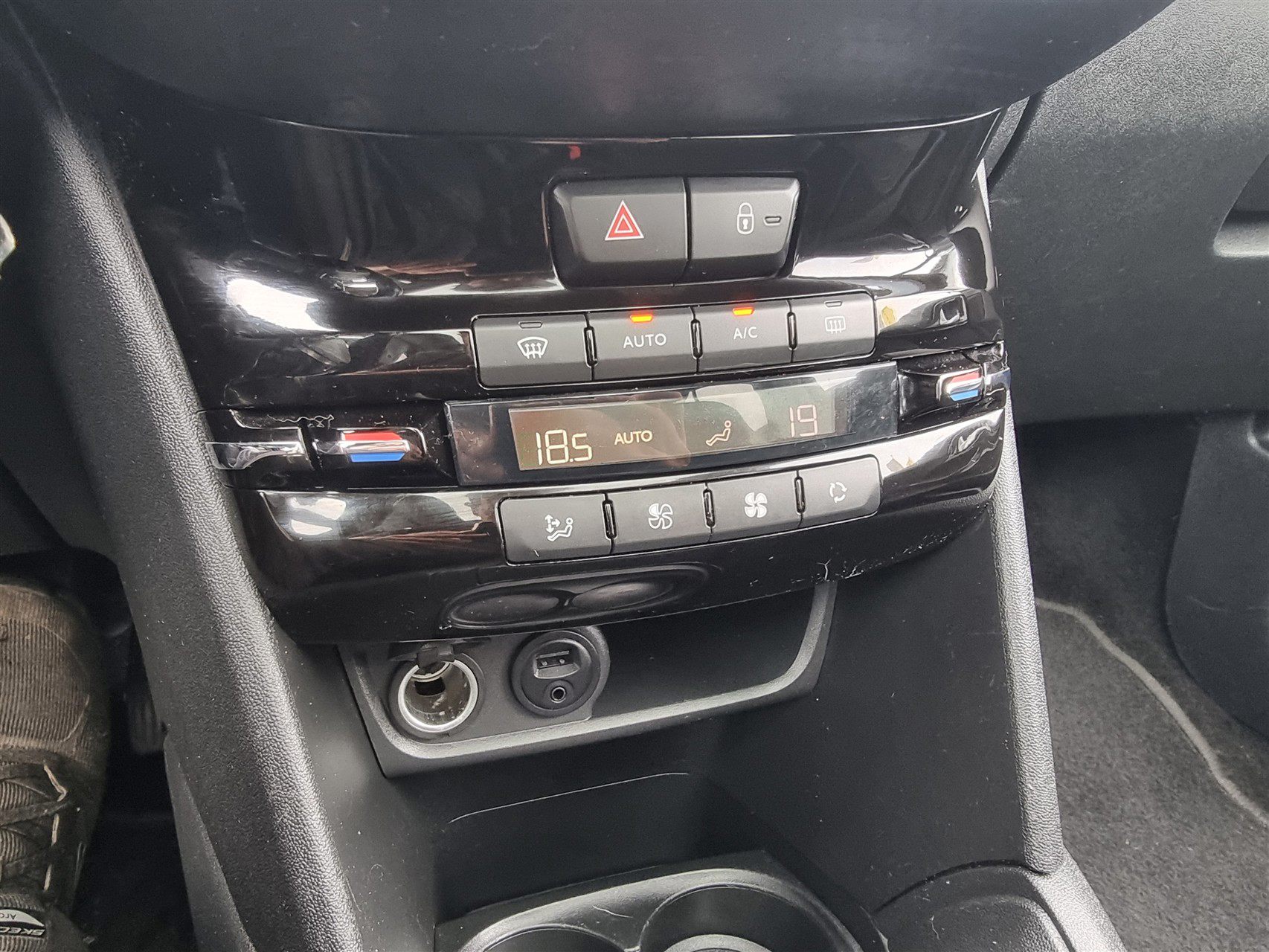 Billede af Peugeot 208 1,6 BlueHDi Allure Sky 100HK 5d