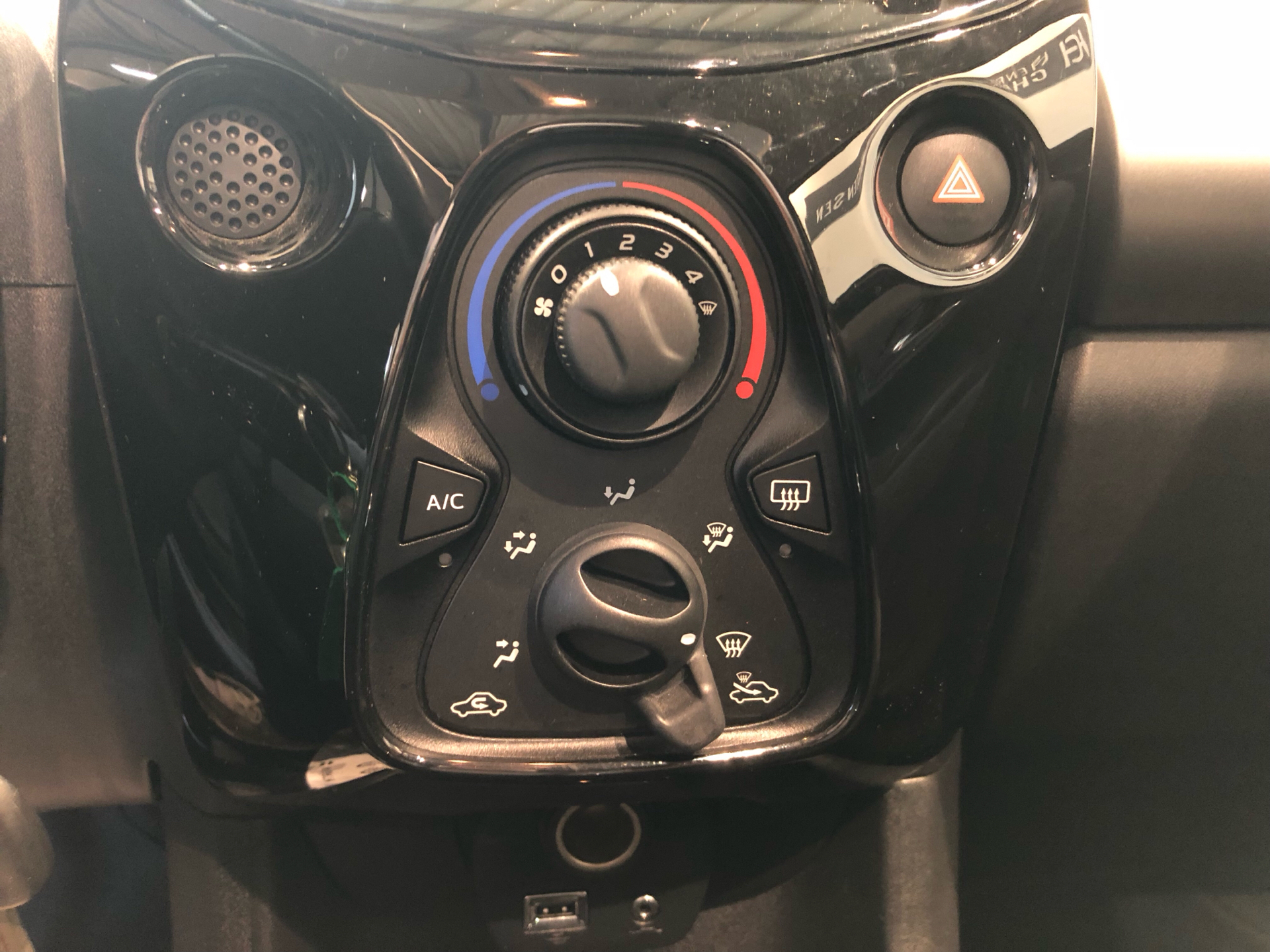 Billede af Peugeot 108 1,0 e-Vti Allure Top! 69HK 5d